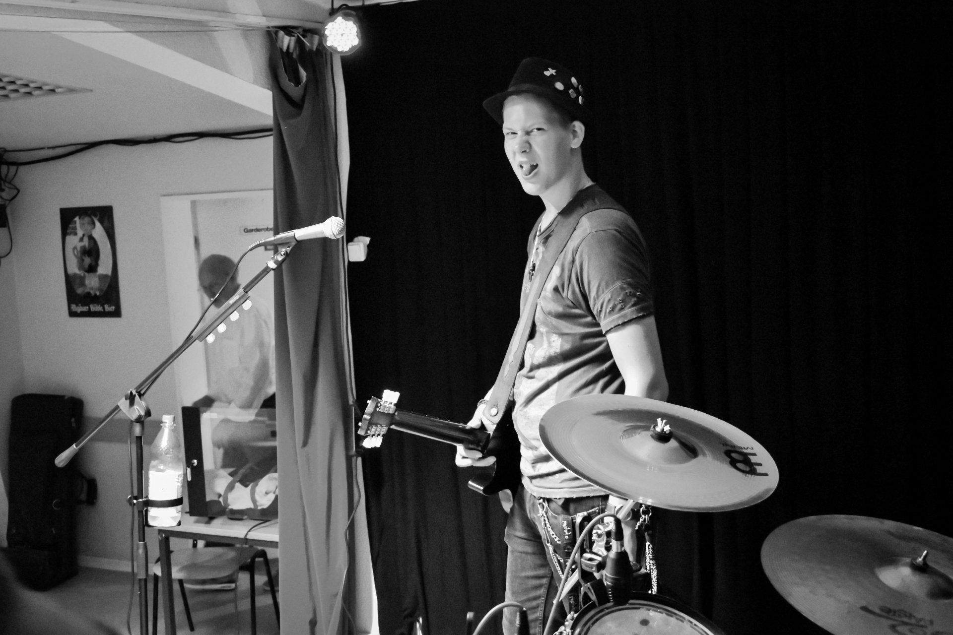 Tobijan Torrentino macht Quatsch und streckt seine Zunge raus. Jevatta live bei der Open Stage am 14.06.2019 im Dorfkrug. Photo was taken by Tobias Baer.