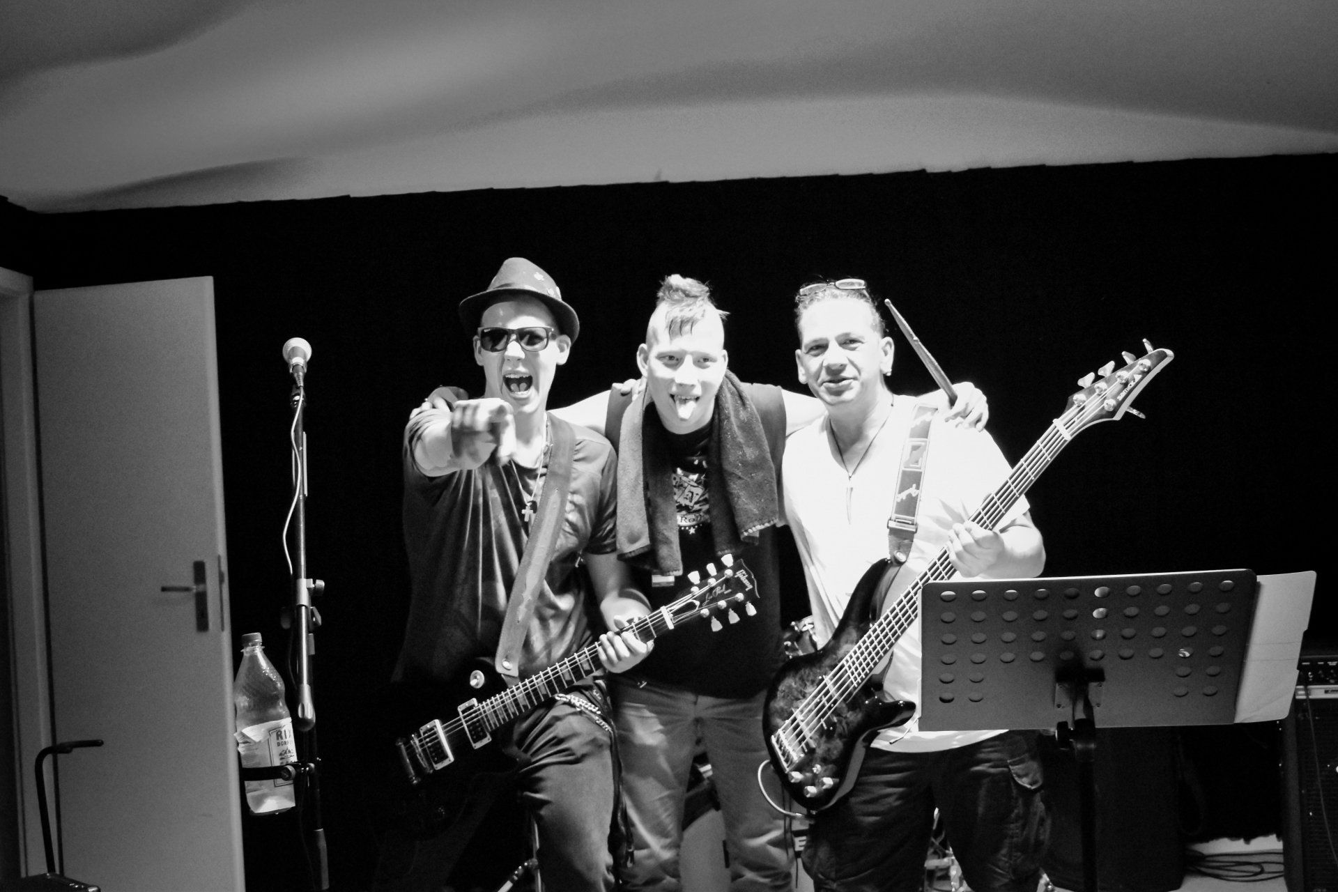 Gruppenfoto mit Tobijan Torrentino, Lordi Lord und Indi Pahn nach dem Auftritt. Jevatta live bei der Open Stage am 14.06.2019 im Dorfkrug. Photo was taken by Tobias Baer.