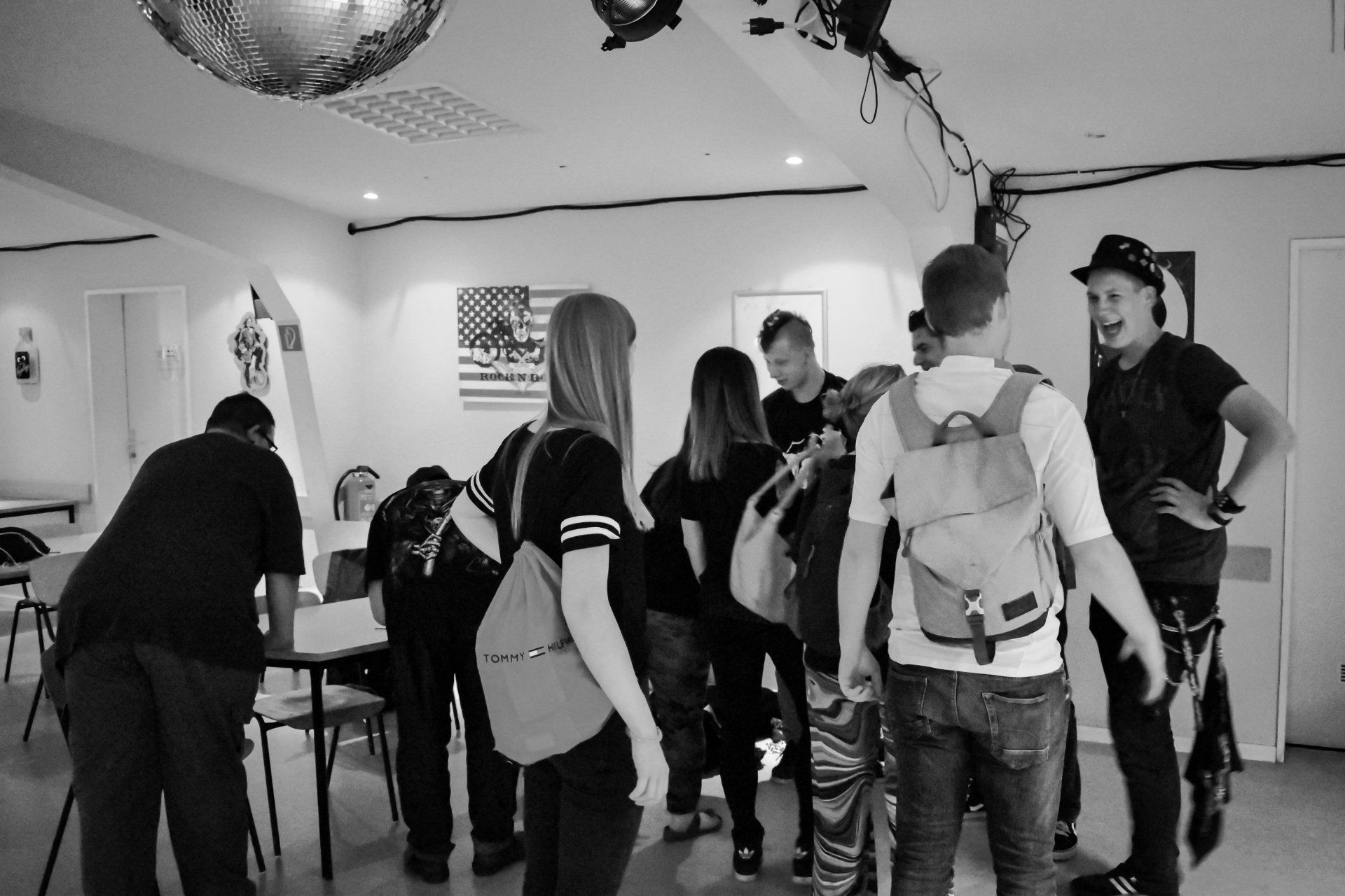 Versammlung von Band und Fans nach dem Auftritt. Jevatta live bei der Open Stage am 14.06.2019 im Dorfkrug. Photo was taken by Tobias Baer.