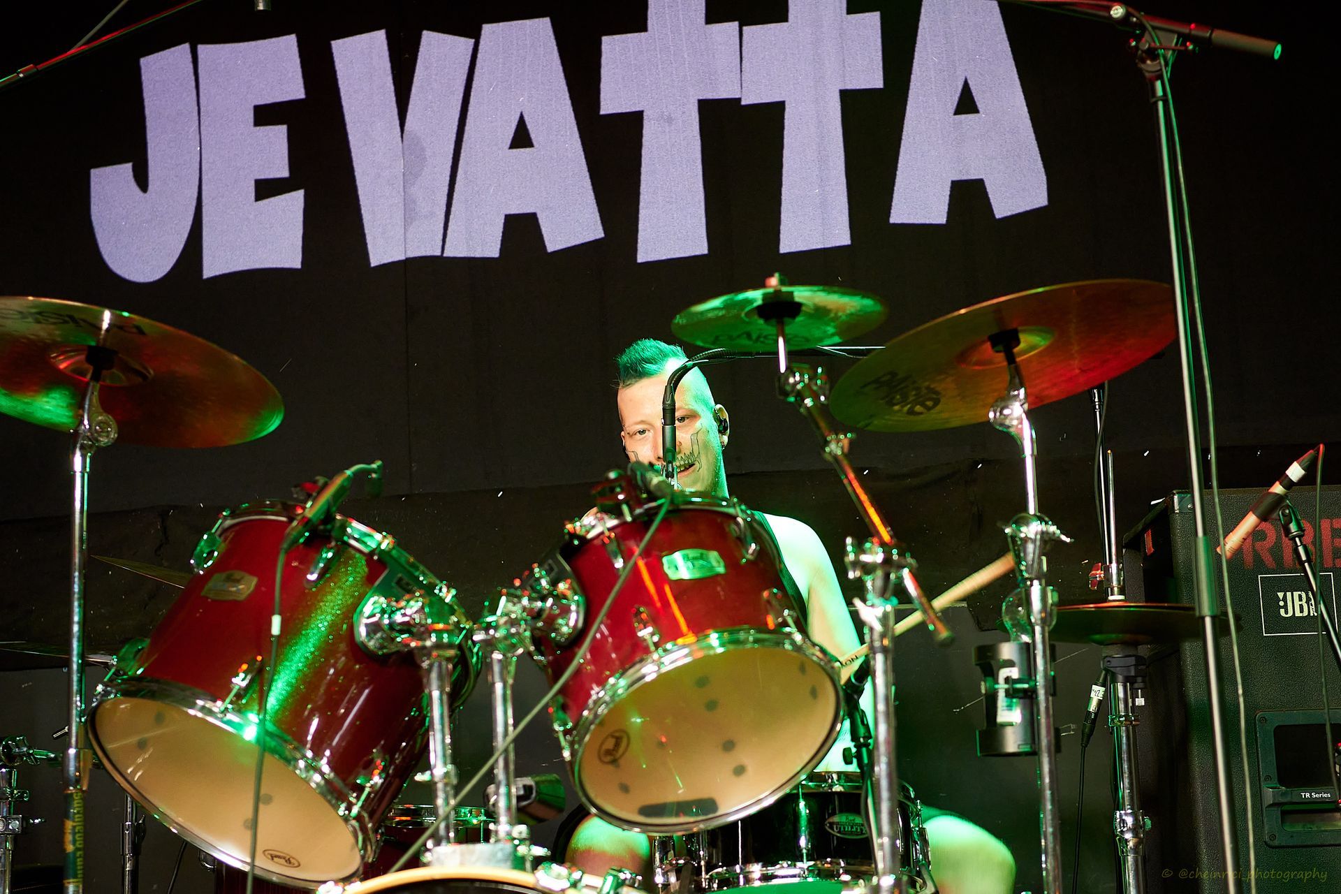 Live-Auftritt von Jevatta auf der Bühne bei Rockcity Berlin Festival. Die Band in Aktion während des Konzerts. Foto von Carsten Heinrici.