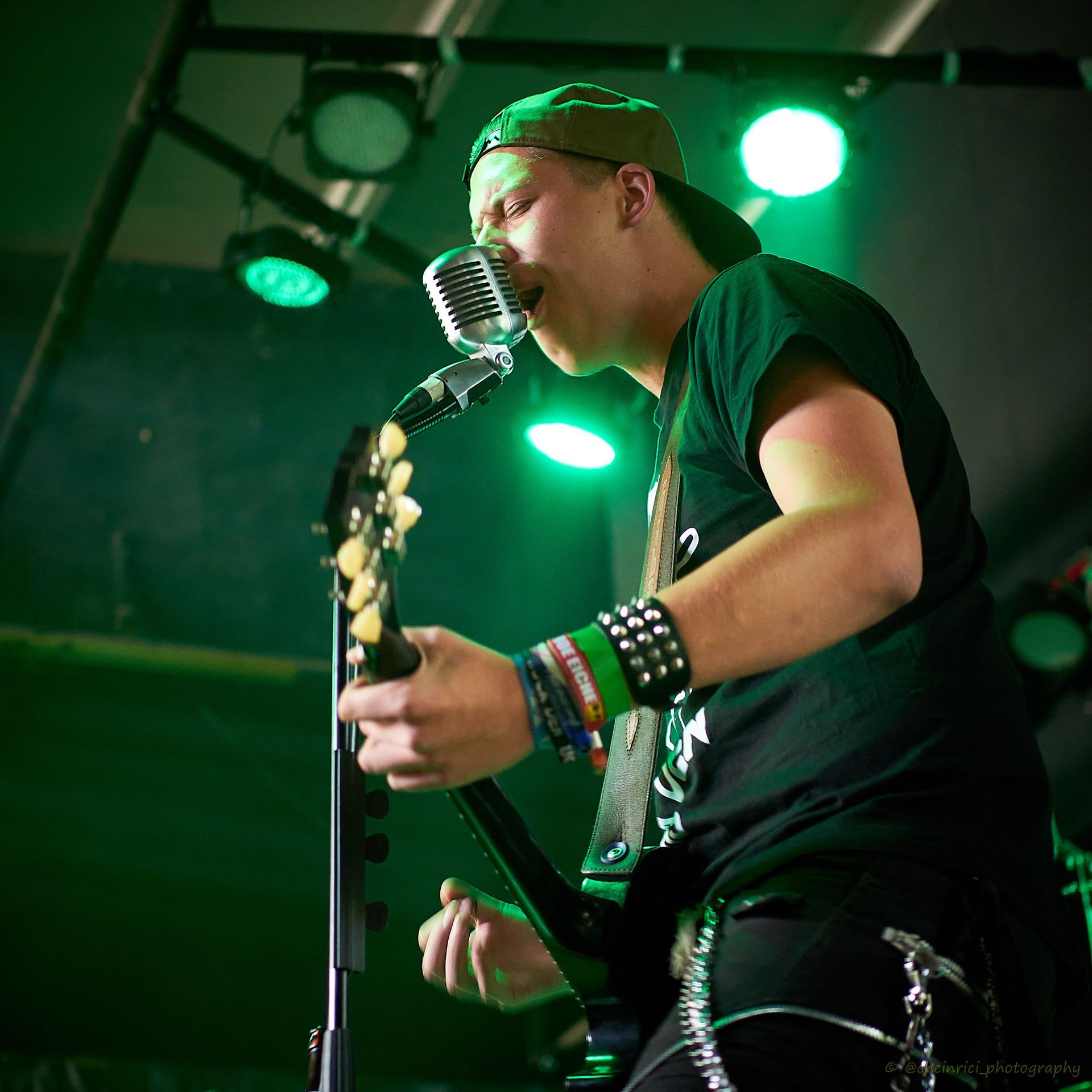 Live-Auftritt von Jevatta auf der Bühne bei Rockcity Berlin Festival. Die Band in Aktion während des Konzerts. Foto von Carsten Heinrici.