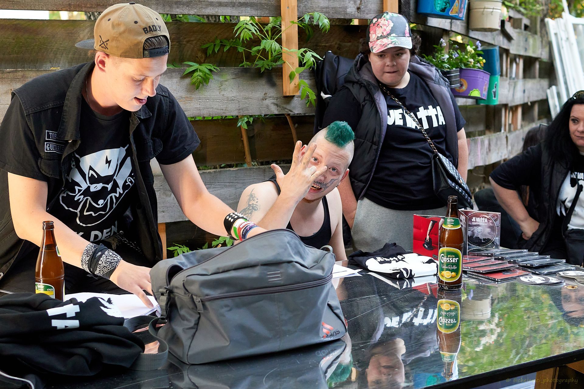 Tobijan Torrentino und Lordi Lord am Merchstand beim Rockcity Berlin Festival 2024.