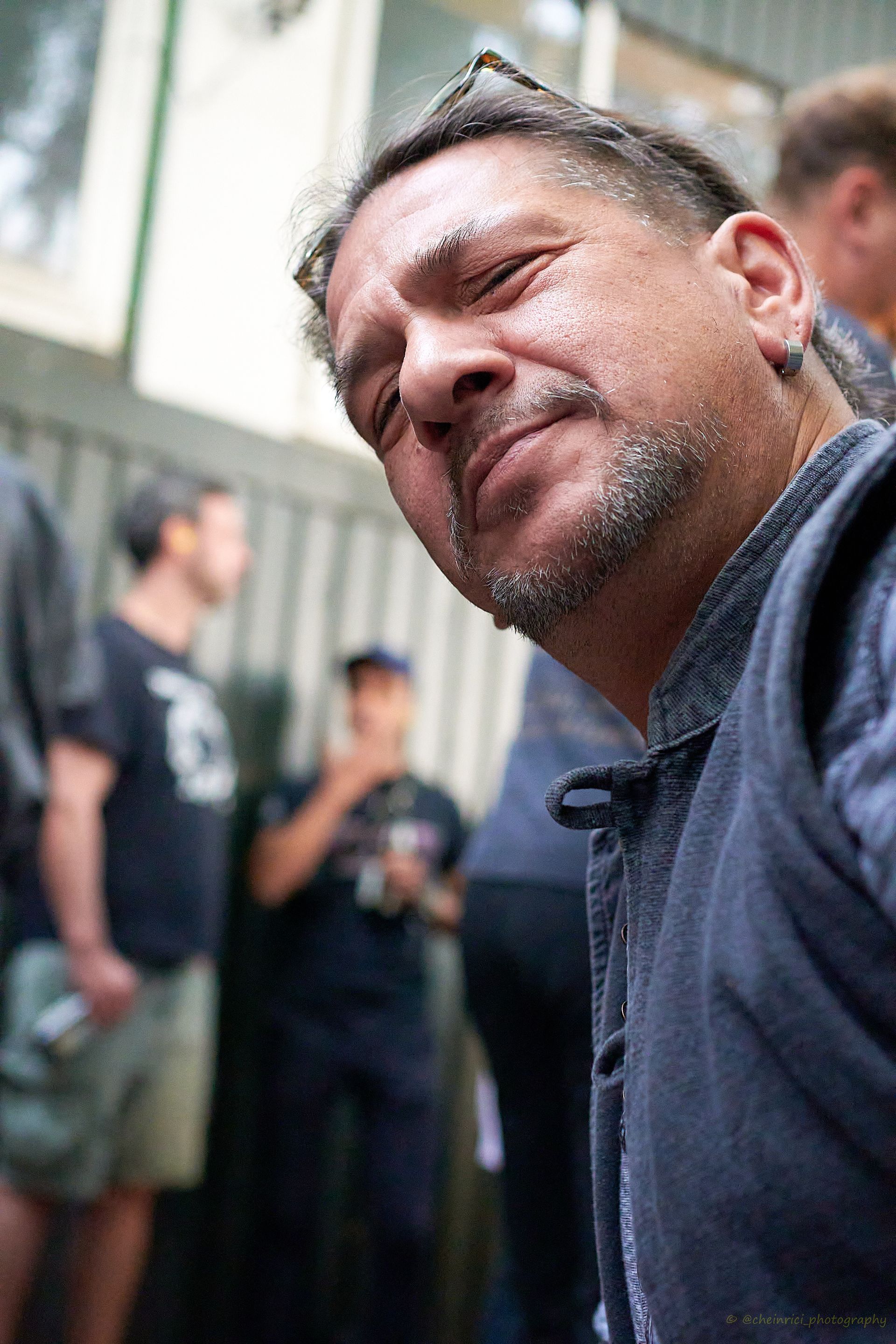 Porträt von Indi Pahn, lächelnd auf dem Rockcity Berlin Festival 2024.