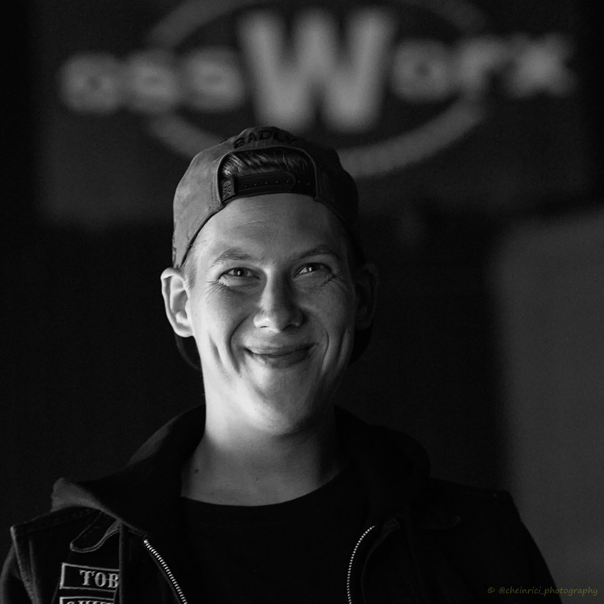 Porträt von Tobijan Torrentino, lachend auf dem Rockcity Berlin Festival 2024.