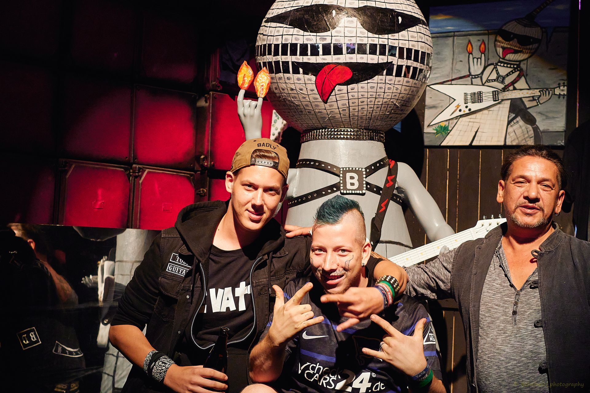 Gruppenfoto von Jevatta. Die Bandmitglieder in einer kreativen Pose auf dem Rockcity Berlin Festival 2024.