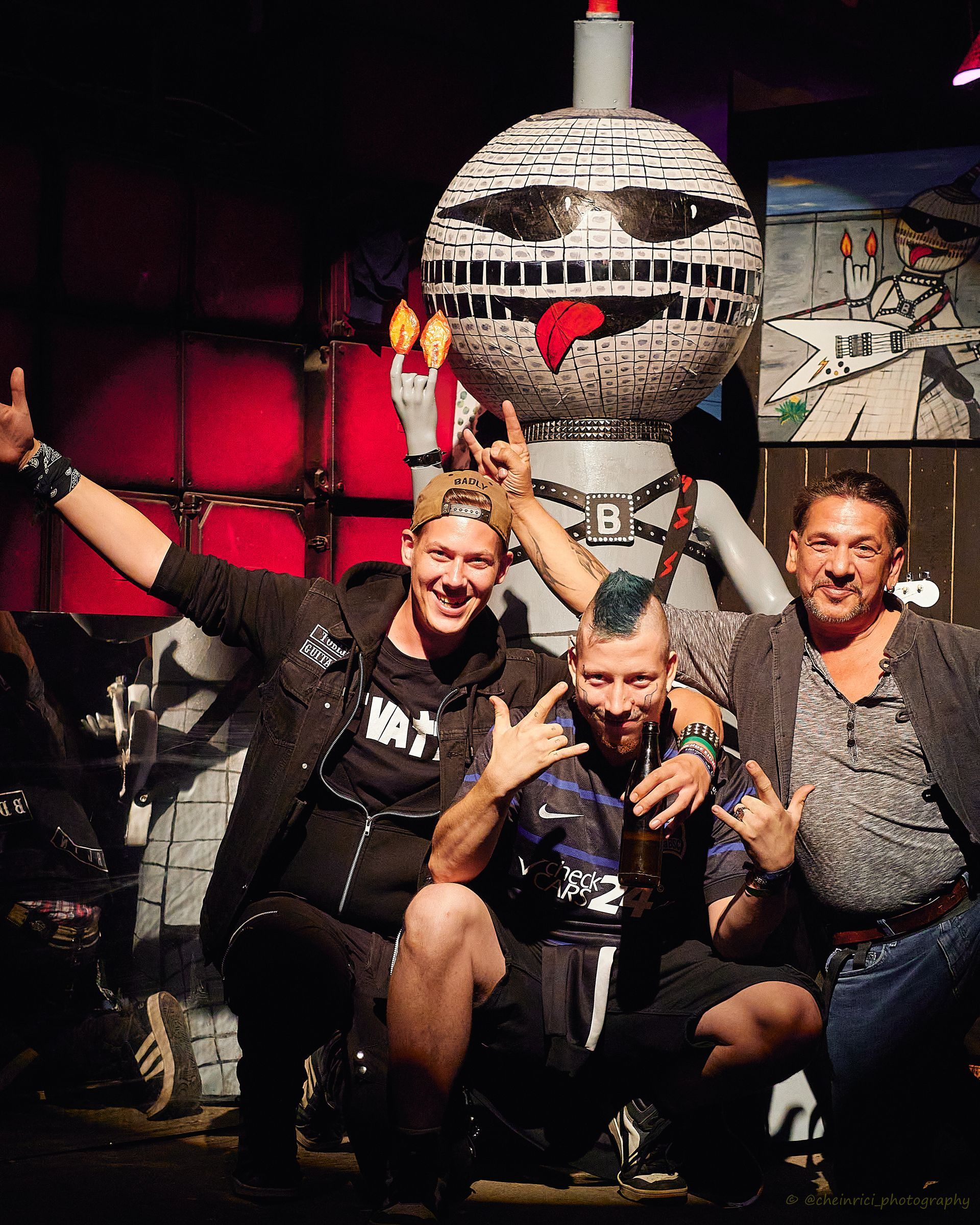 Gruppenfoto von Jevatta. Die Bandmitglieder in einer kreativen Pose auf dem Rockcity Berlin Festival 2024.