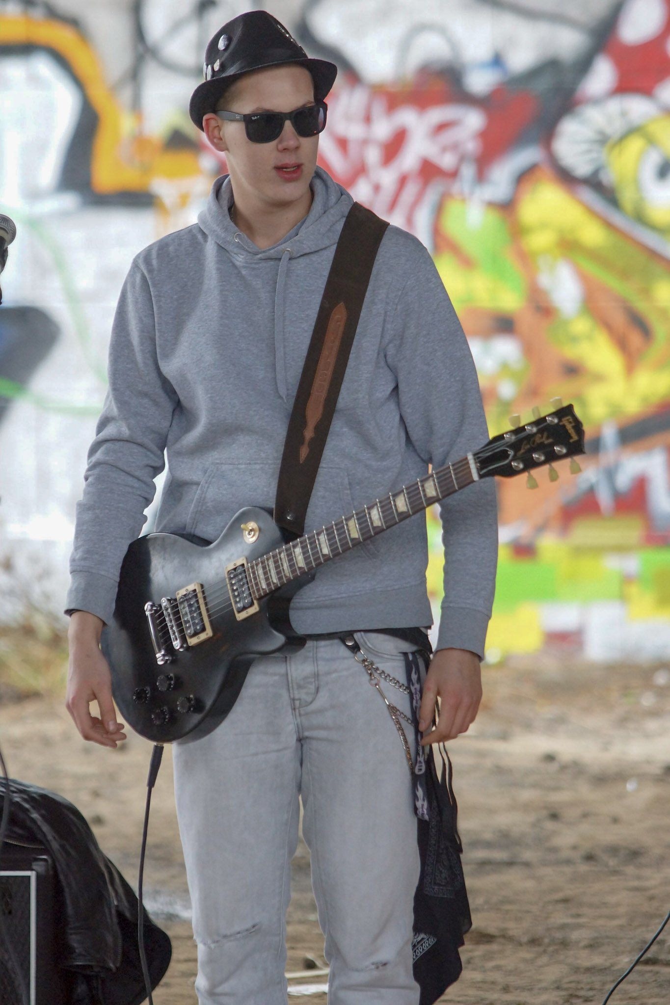 Tobijan Torrentino und seine E-Gitarre. Jevatta beim Videodreh zum Song: