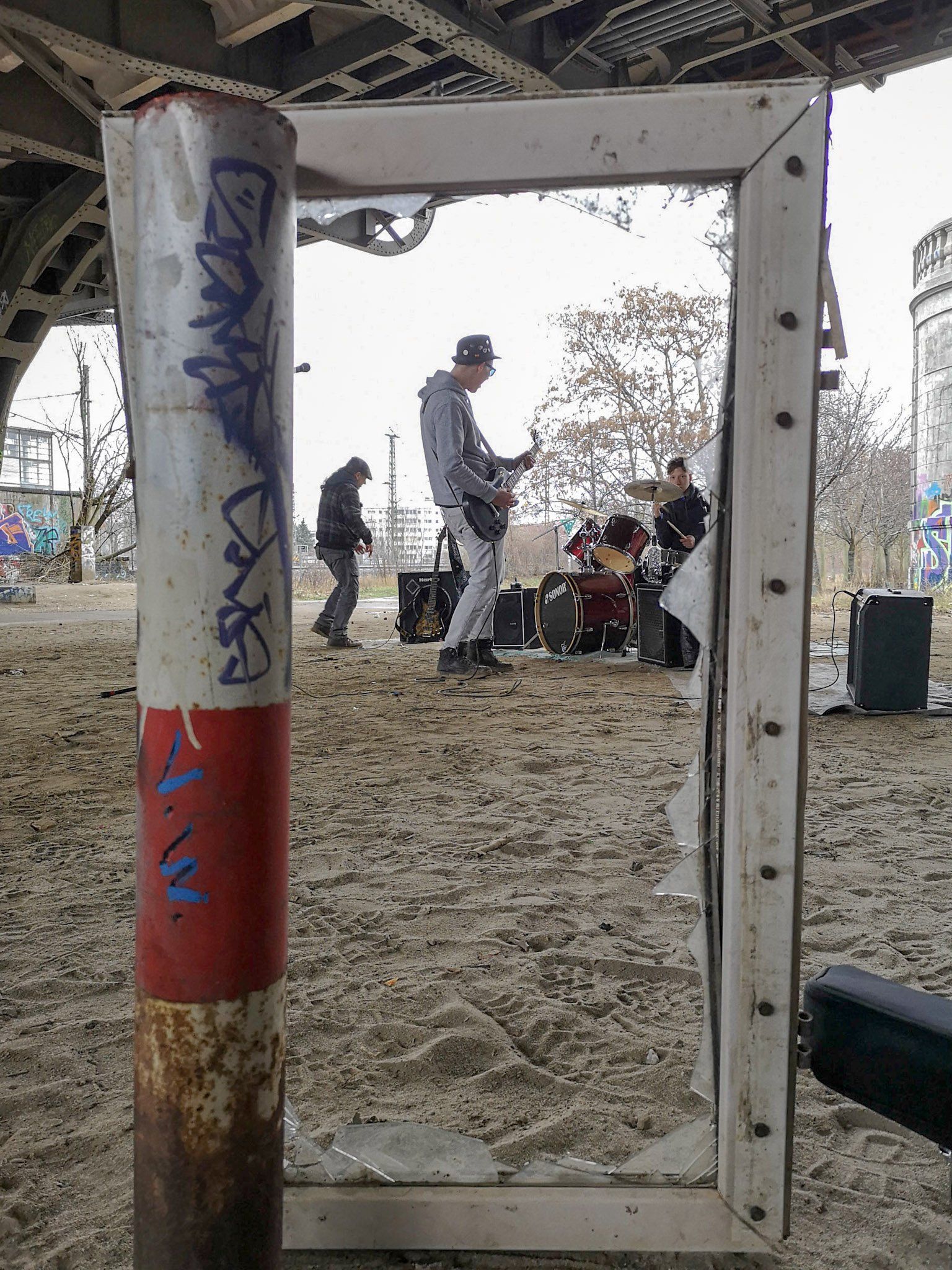 Jevatta im Fensterrahmen. Indi Pahn, Tobijan Torrentino und Lordi Lord am Filmset. Jevatta beim Videodreh zum Song: