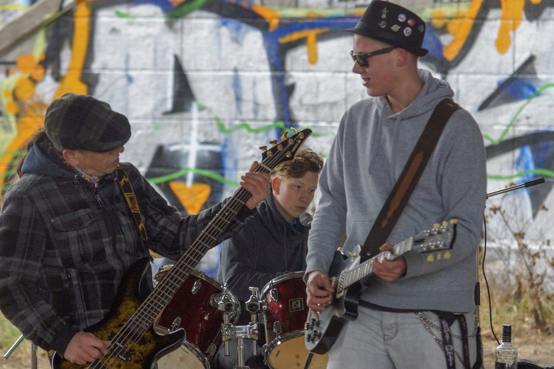 Indi Pahn spielt Bass, Lordi Lord spielt Schlagzeug, Tobijan Torrentino spielt Gitarre. Jevatta beim Videodreh zum Song: