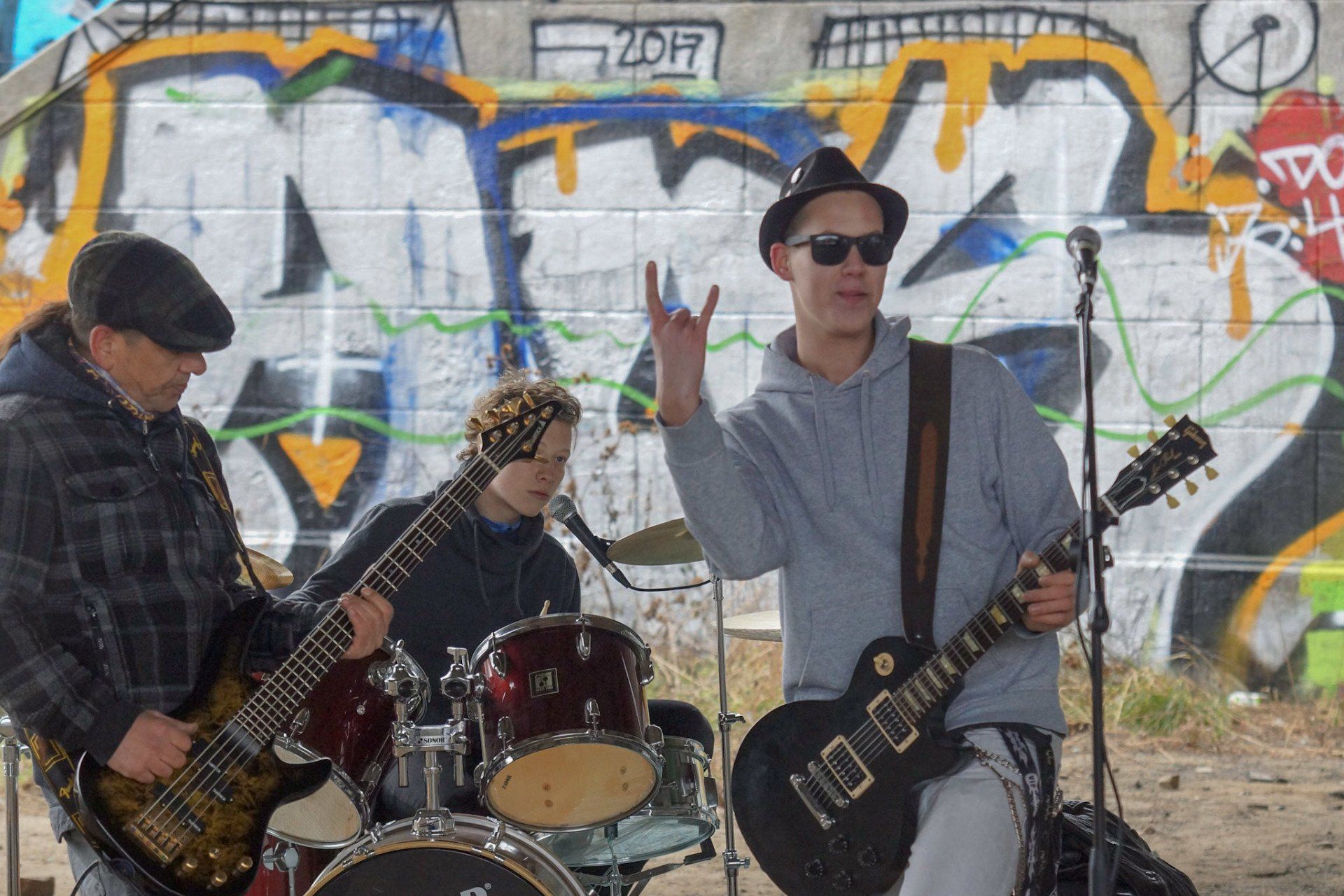 Indi Pahn spielt Bass, Lordi Lord spielt Schlagzeug, Tobijan Torrentino spielt Gitarre und zeigt die Pommesgabel. Jevatta beim Videodreh zum Song: