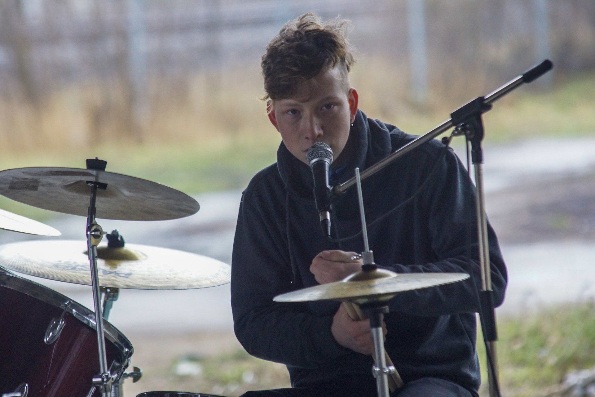 Lordi Lord sitzt am Schlagzeug. Jevatta beim Videodreh zum Song: