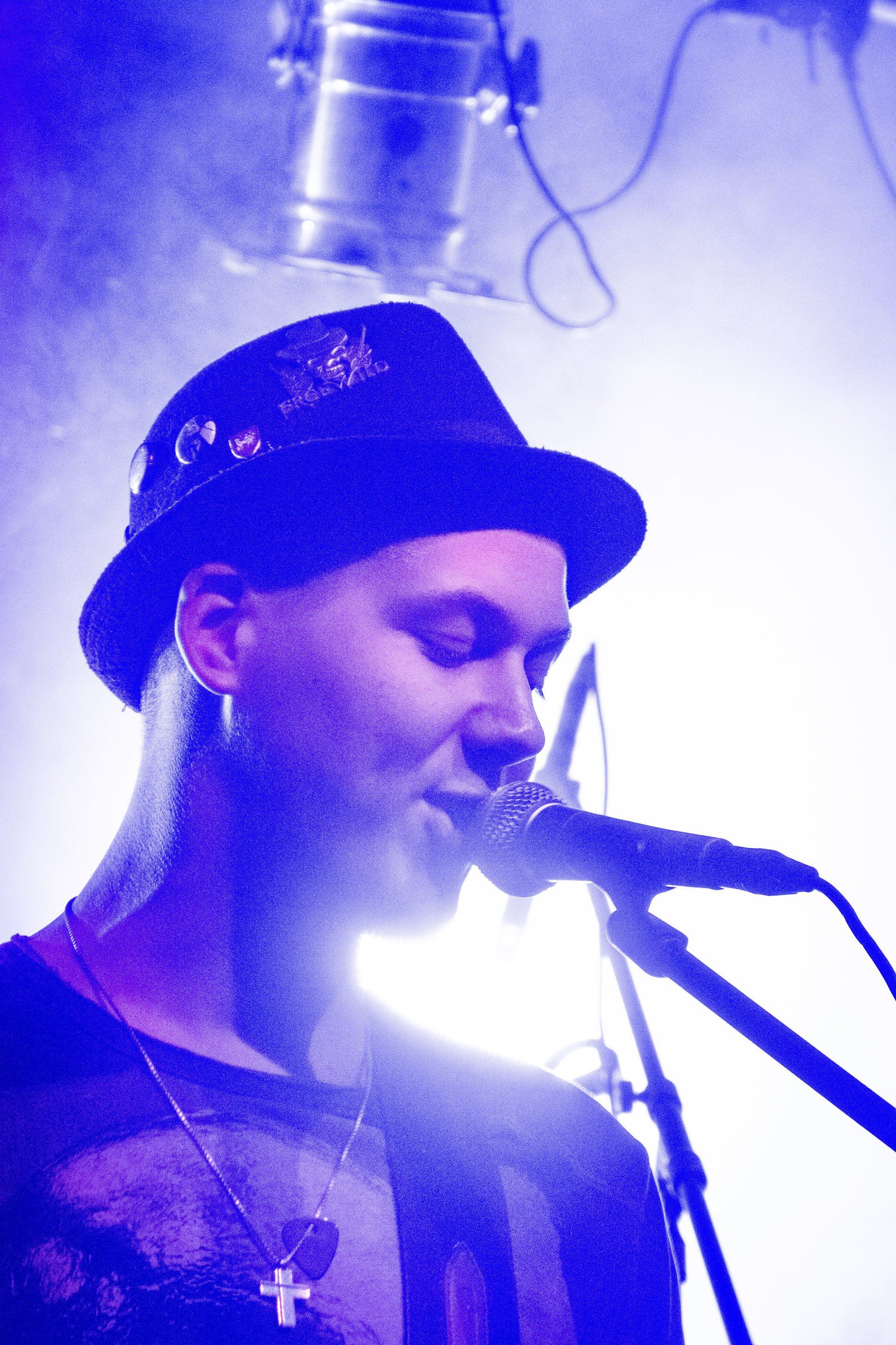 Tobijan Torrentino am singen. Jevatta live bei der Open Stage am 29.11.2019 im Jugend- und Kulturzentrum SPIRALE. Photo was taken by Carsten Heinrici.