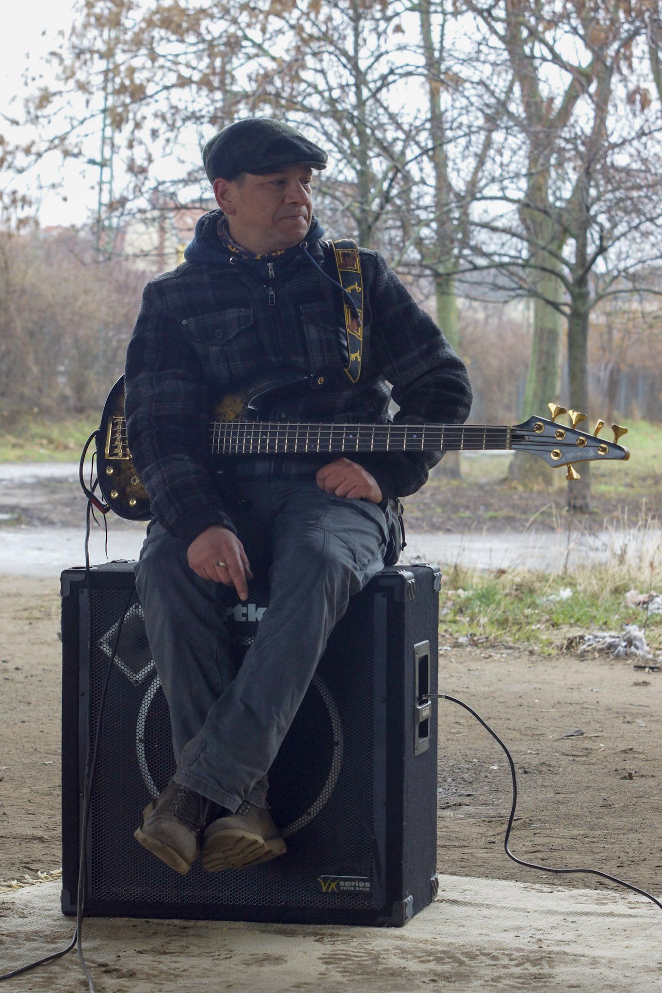 Indi Pahn sitzt mit seinem Bass auf seinem Bassverstärker. Jevatta beim Videodreh zum Song: