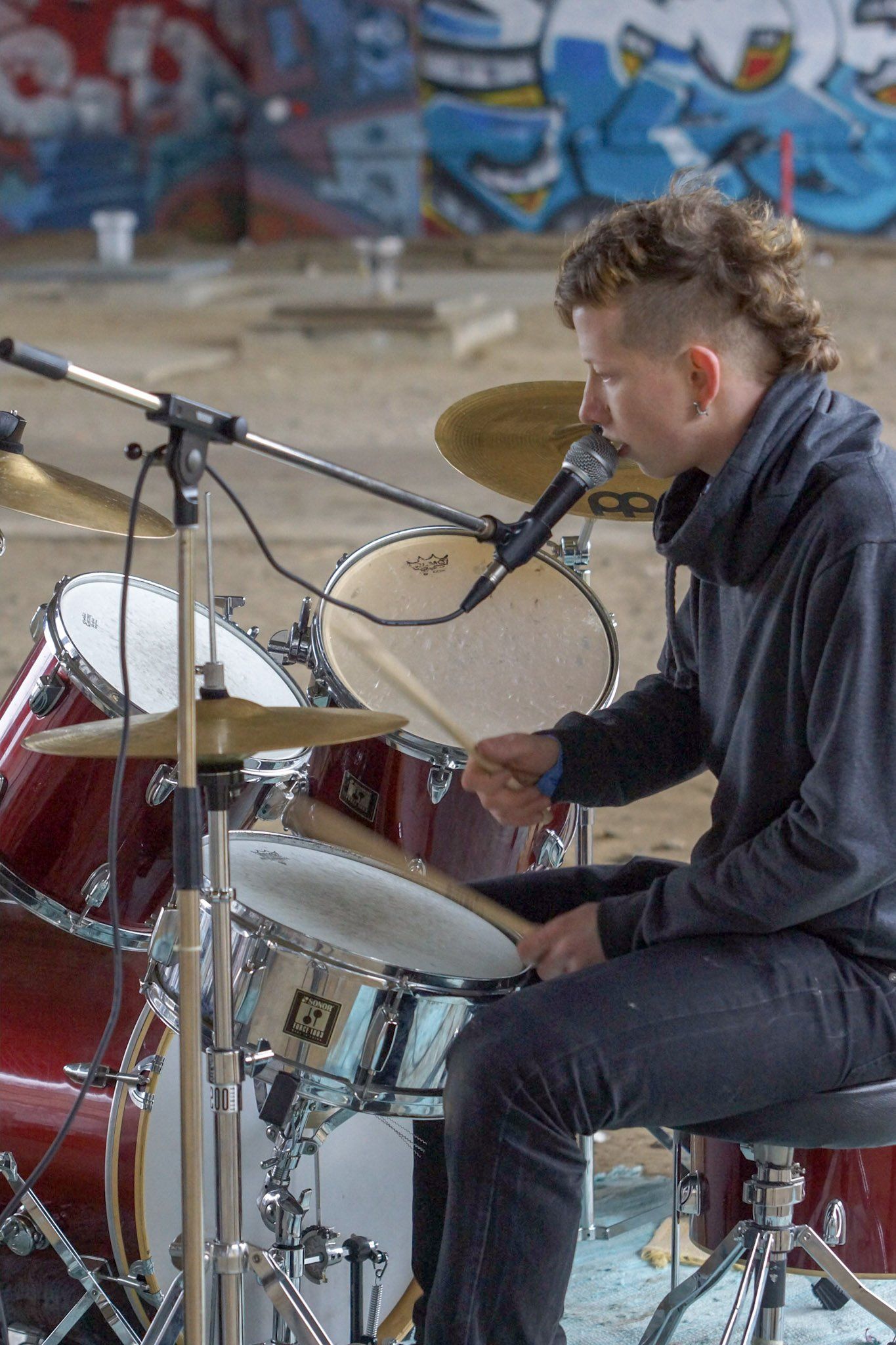 Lordi Lord spielt Schlagzeug und singt. Jevatta beim Videodreh zum Song: