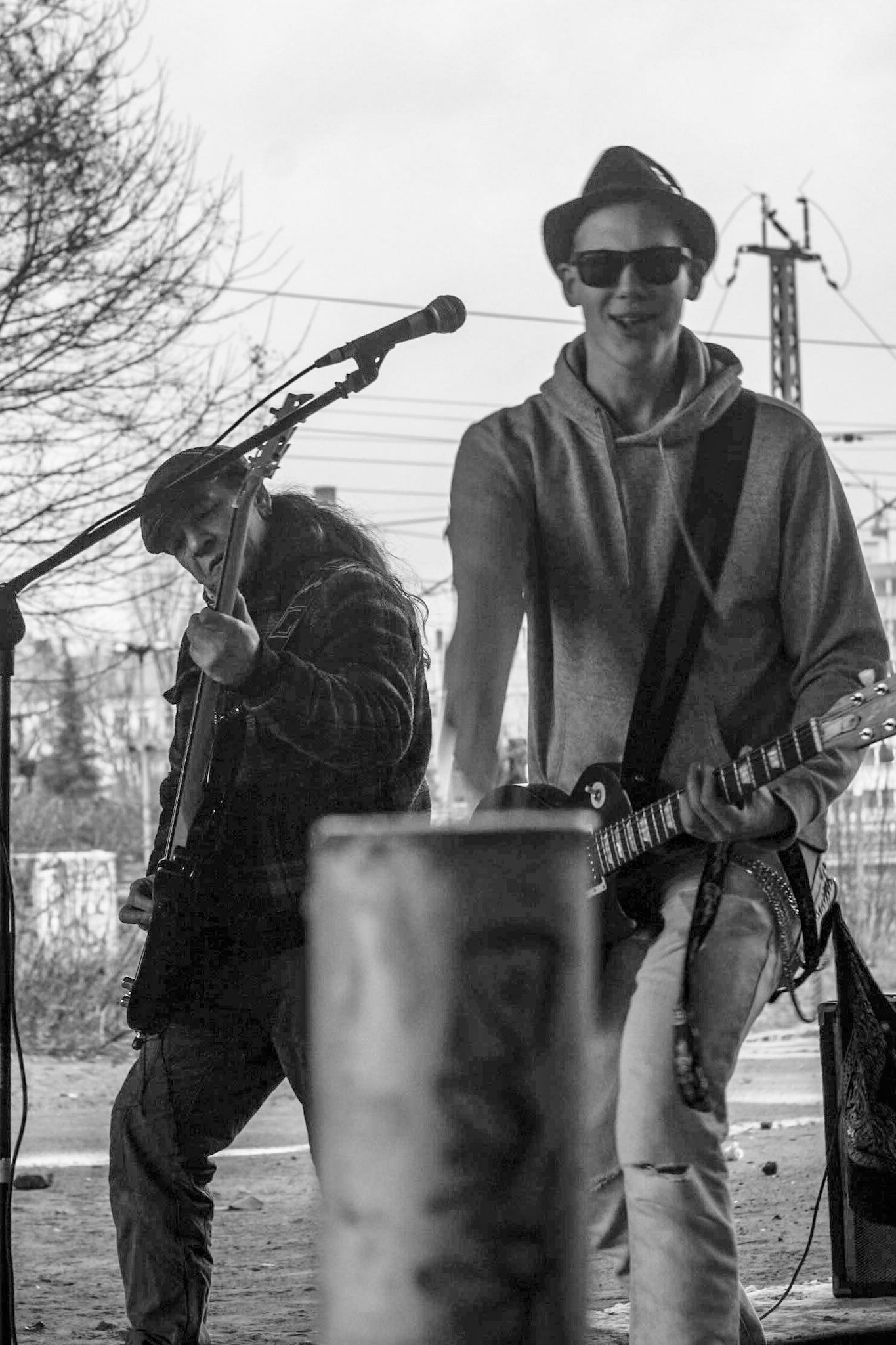 Indi Pahn spielt Bass. Tobijan Torrentino spielt Gitarre. Jevatta beim Videodreh zum Song: