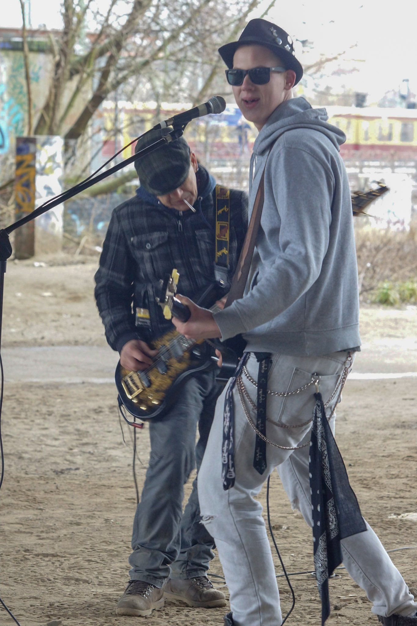 Tobijan Torrentino spiet Gitarre und singt. Indi Pahn spielt Bass. Jevatta beim Videodreh zum Song: