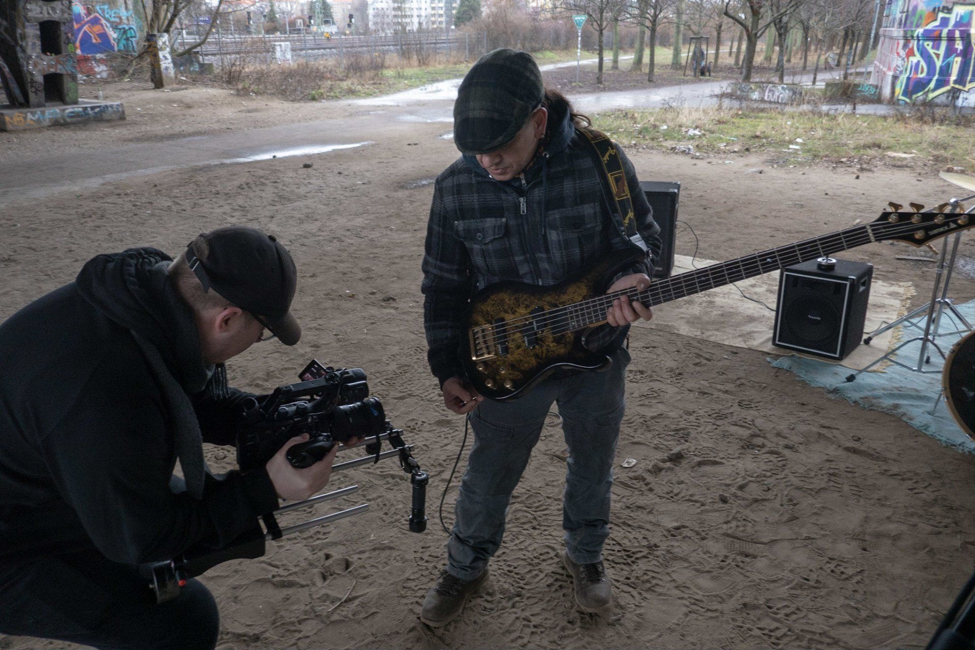 Caspar Dudek filmt Indi Pahn mit seinem Bass. Jevatta beim Videodreh zum Song: