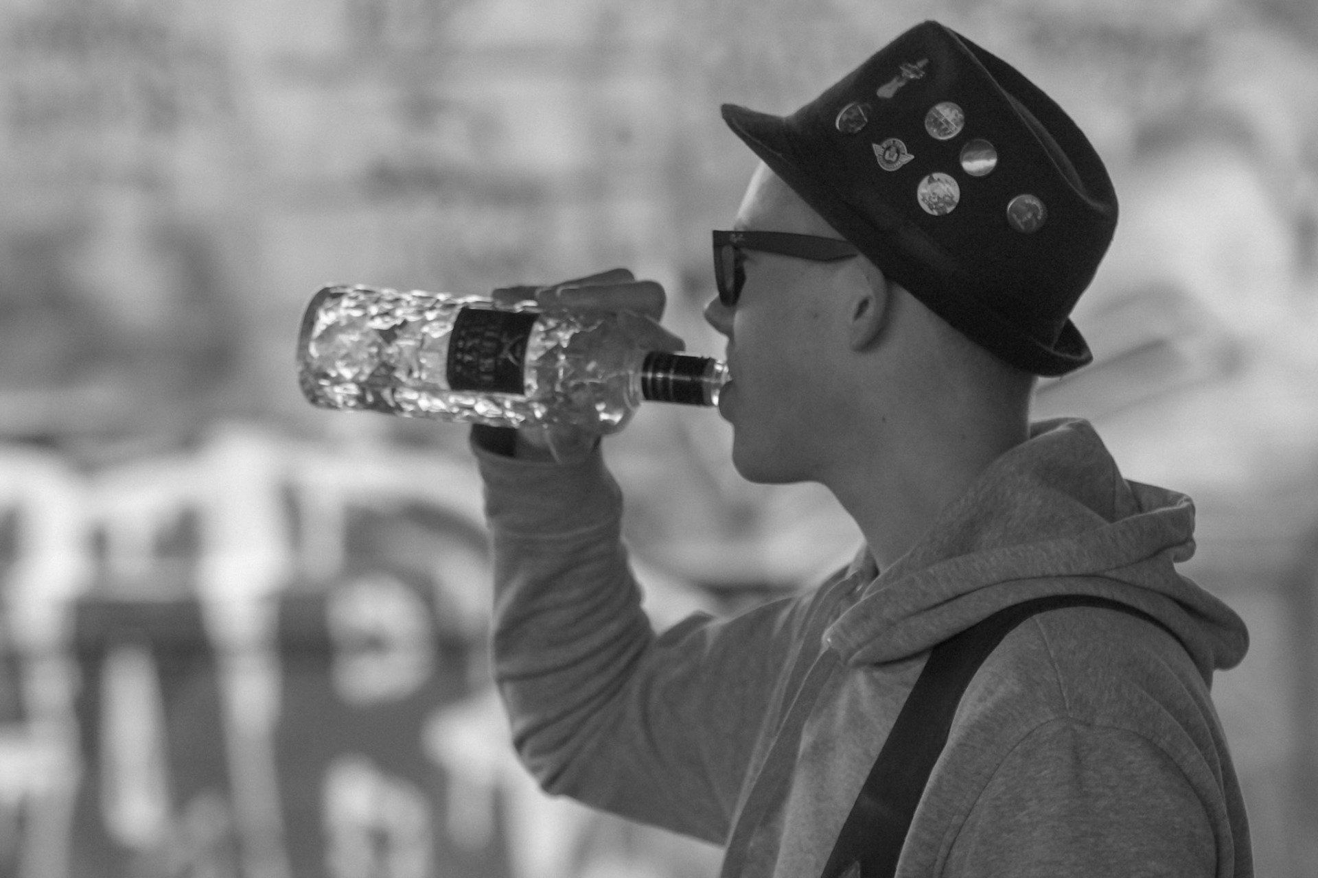 Tobijan Torrentino trinkt Wasser aus einer Three Sixty Vodka Flasche. Jevatta beim Videodreh zum Song: