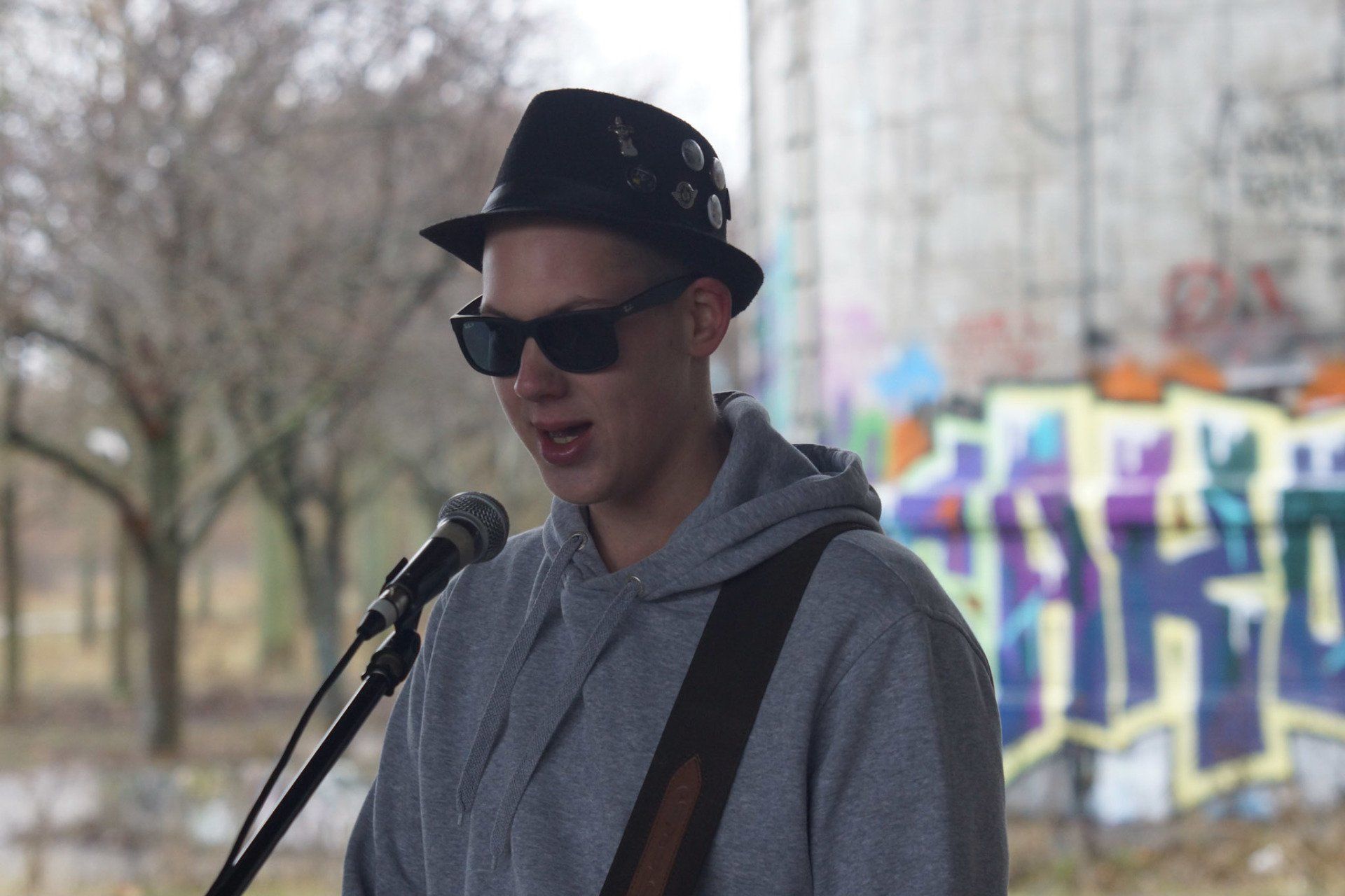 Heino? Tobijan Torrentino singt. Jevatta beim Videodreh zum Song: