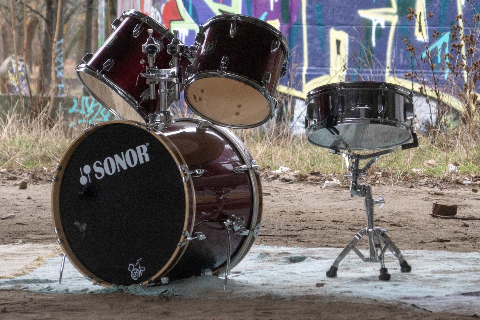 Halbes Schlagzeug. Abgebautes Schlagzeug. Jevatta beim Videodreh zum Song: