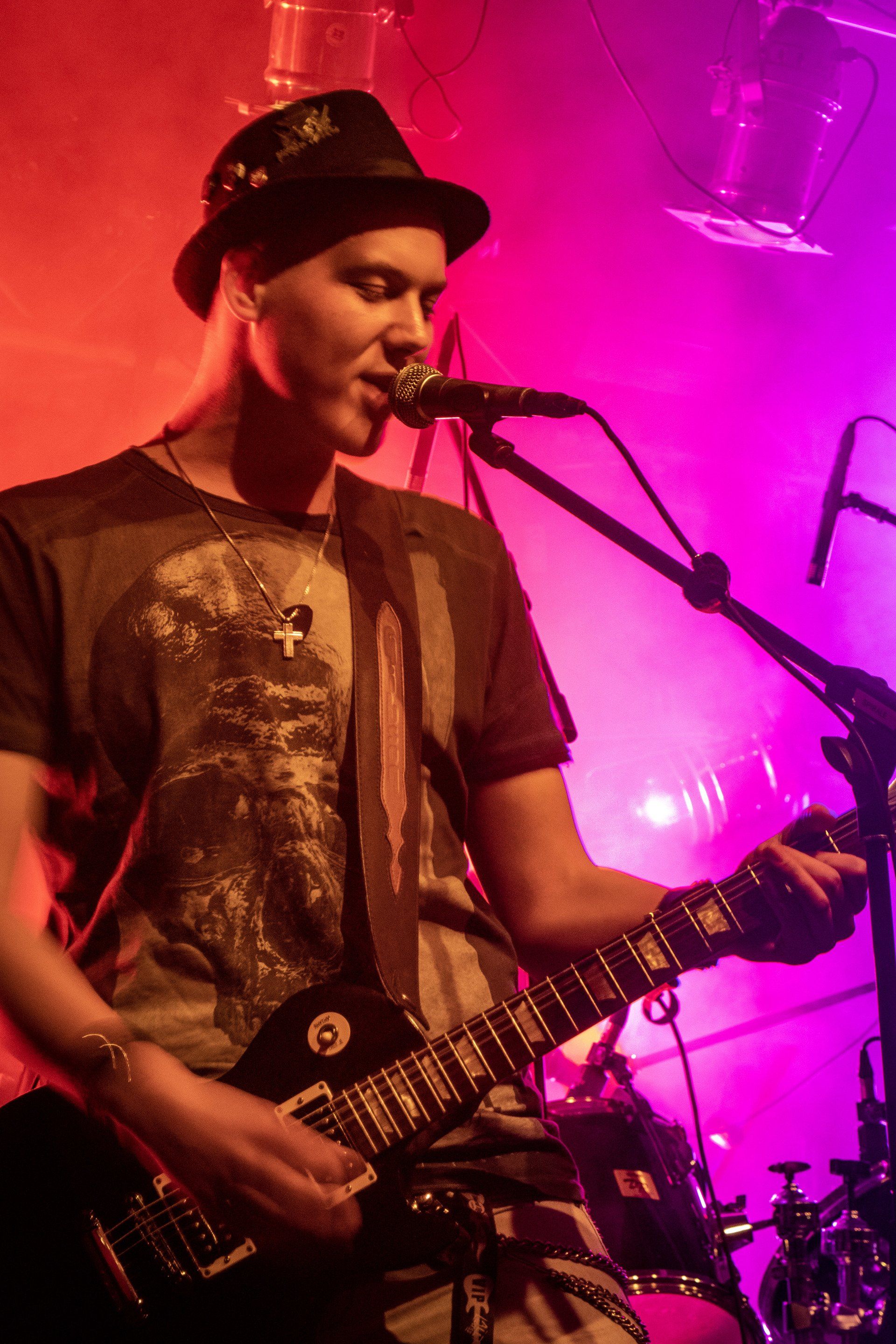 Tobijan Torrentino am singen und Gitarre spielen. Jevatta live bei der Open Stage am 29.11.2019 im Jugend- und Kulturzentrum SPIRALE. Photo was taken by Carsten Heinrici.