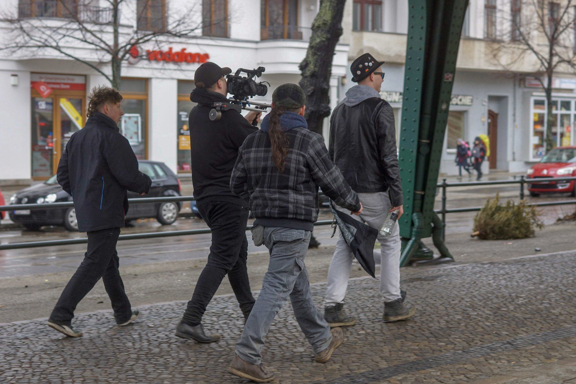 Caspar Dudek filmt Tobijan Torrentino. Indi Pahn und Lordi Lord laufen daneben mit. Jevatta beim Videodreh zum Song: