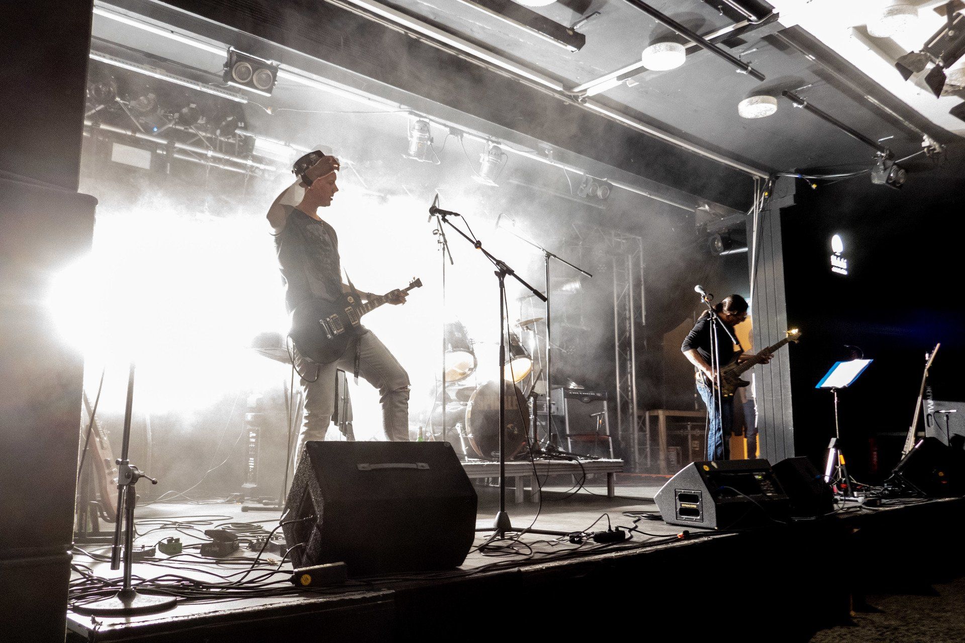 Jevatta ist hell erleuchtet auf der Bühne. Jevatta live bei der Open Stage am 29.11.2019 im Jugend- und Kulturzentrum SPIRALE. Photo was taken by Carsten Heinrici.