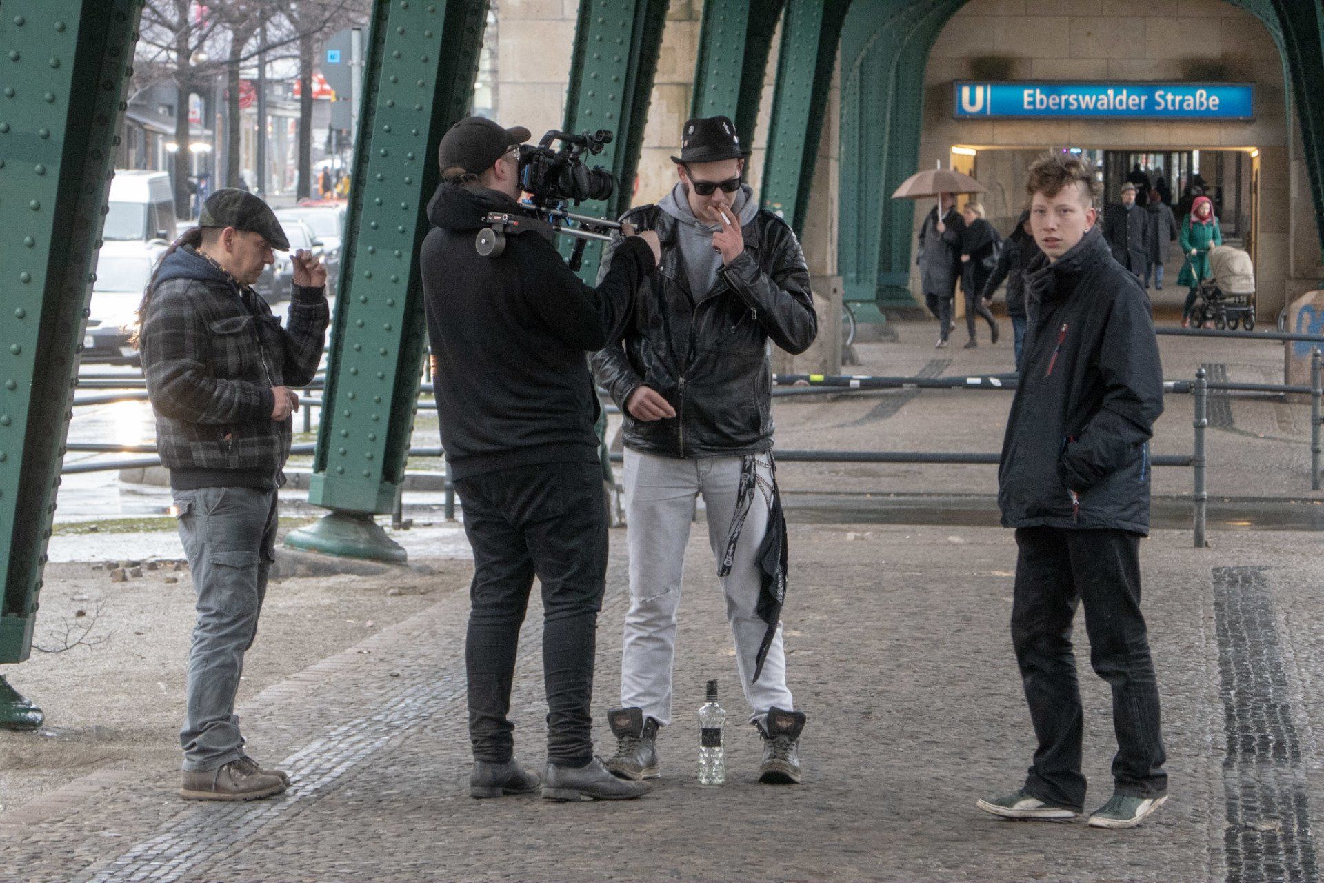 Tobijan Torrentino zündet sich eine Zigarette an und wird dabei von Caspar Dudek gefilmt. Lordi Lord und Indi Pahn stehen daneben. Jevatta beim Videodreh zum Song: