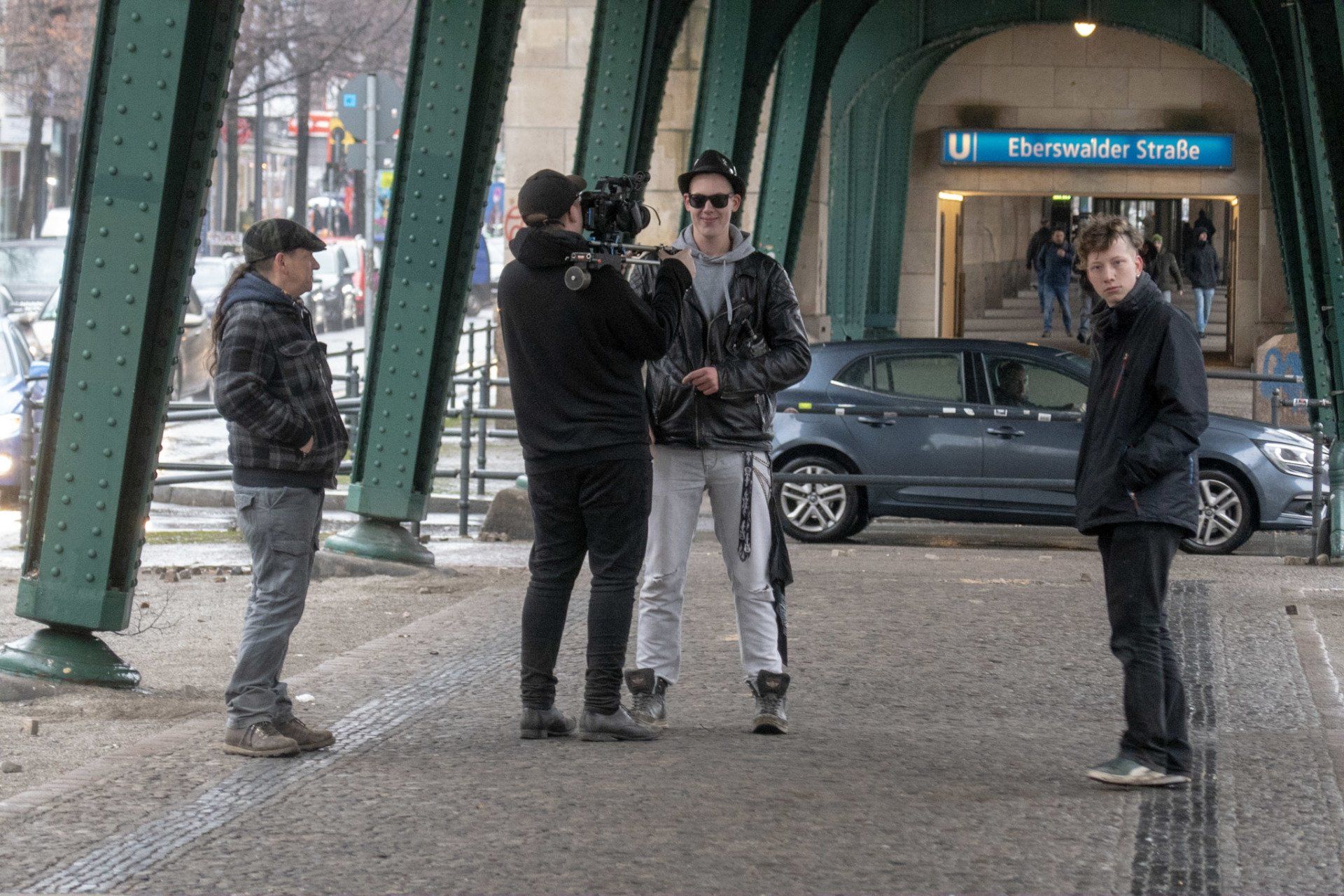 Tobijan Torrentino wird von Caspar Dudek gefilmt. Indi Pahn und Lordi Lord stehen daneben. Jevatta beim Videodreh zum Song: