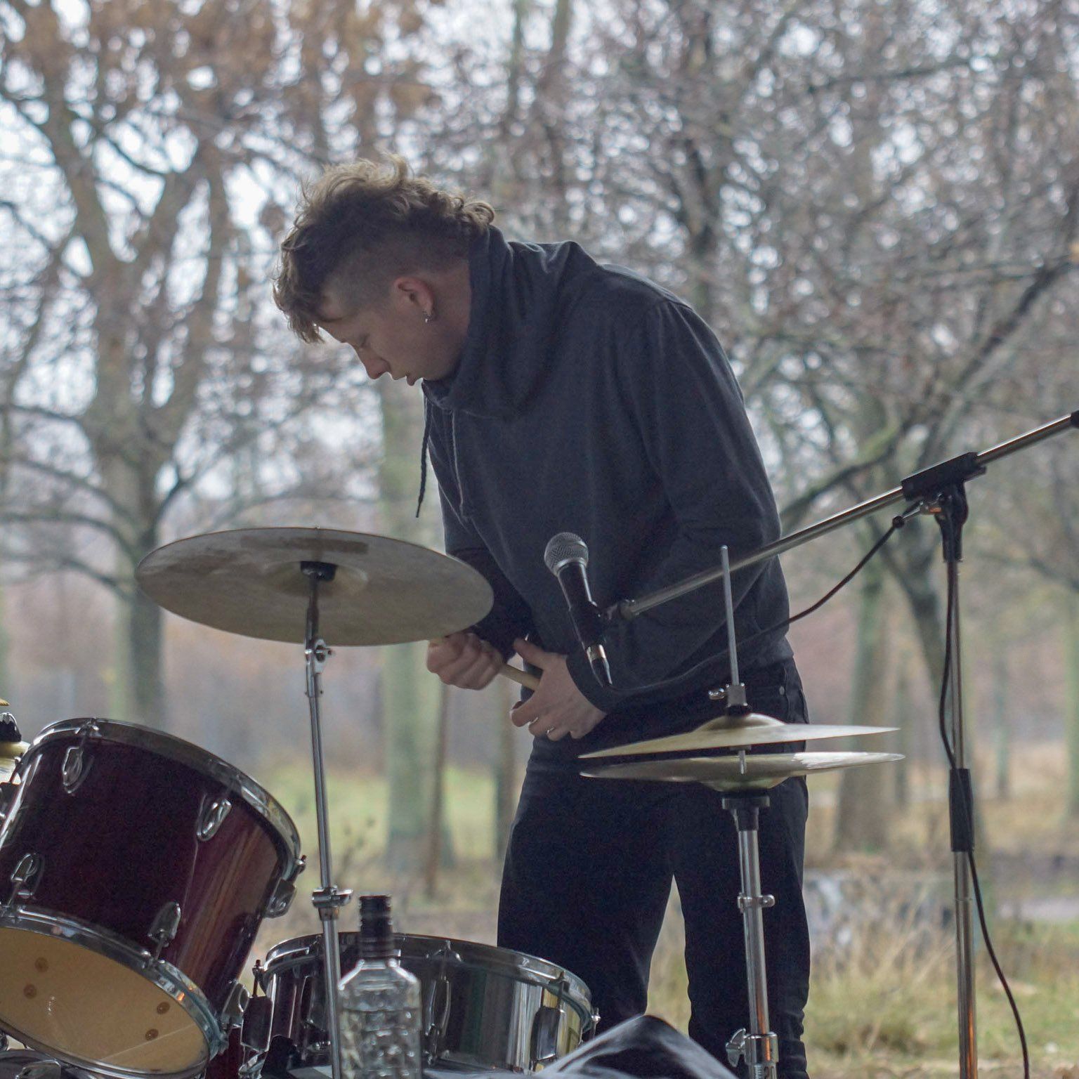 Lordi Lord setzt sich an sein Schlagzeug. Jevatta beim Videodreh zum Song: