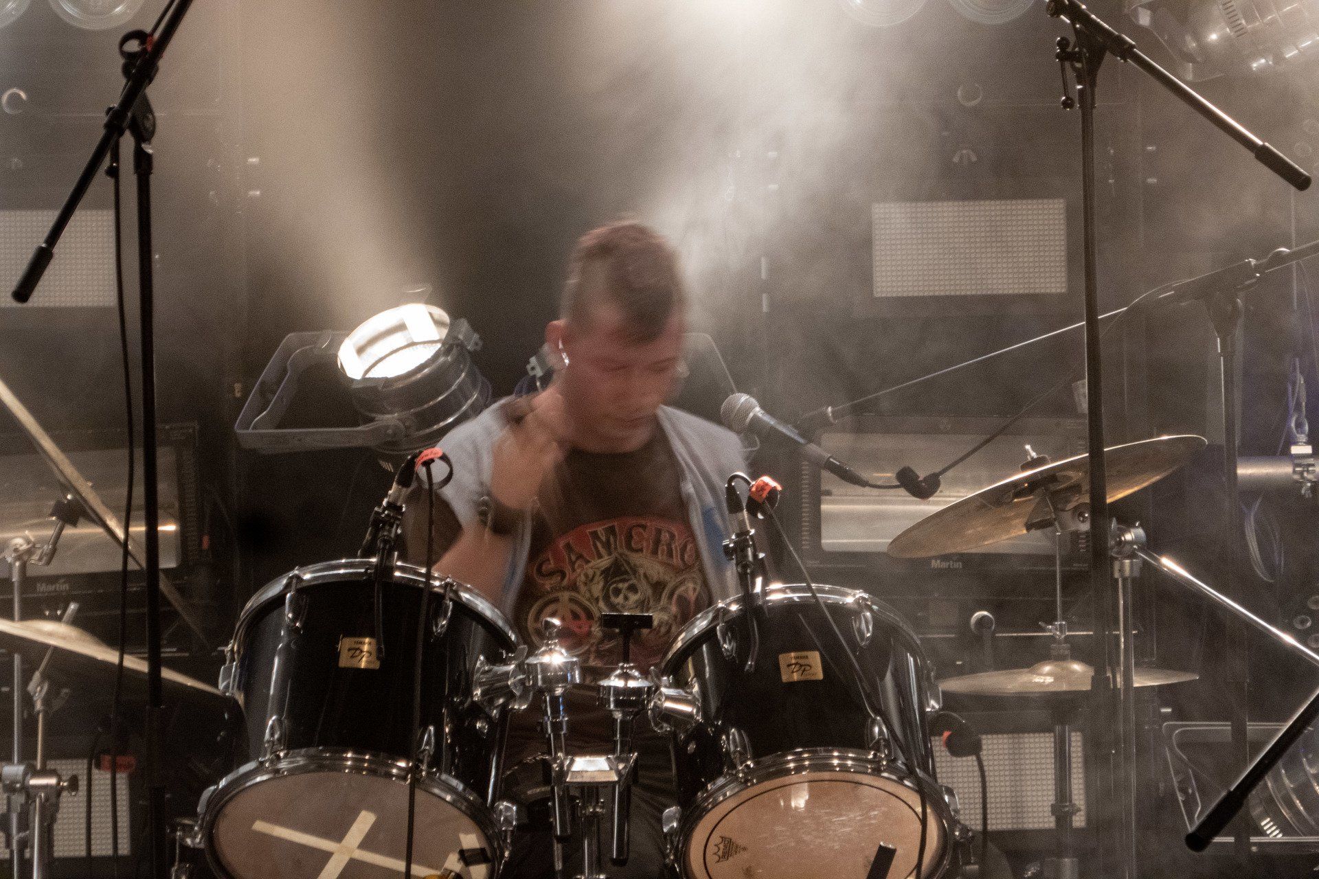 Lordi Lord am geil sein und Schlagzeug spielen. Jevatta live bei der Open Stage am 29.11.2019 im Jugend- und Kulturzentrum SPIRALE. Photo was taken by Carsten Heinrici.
