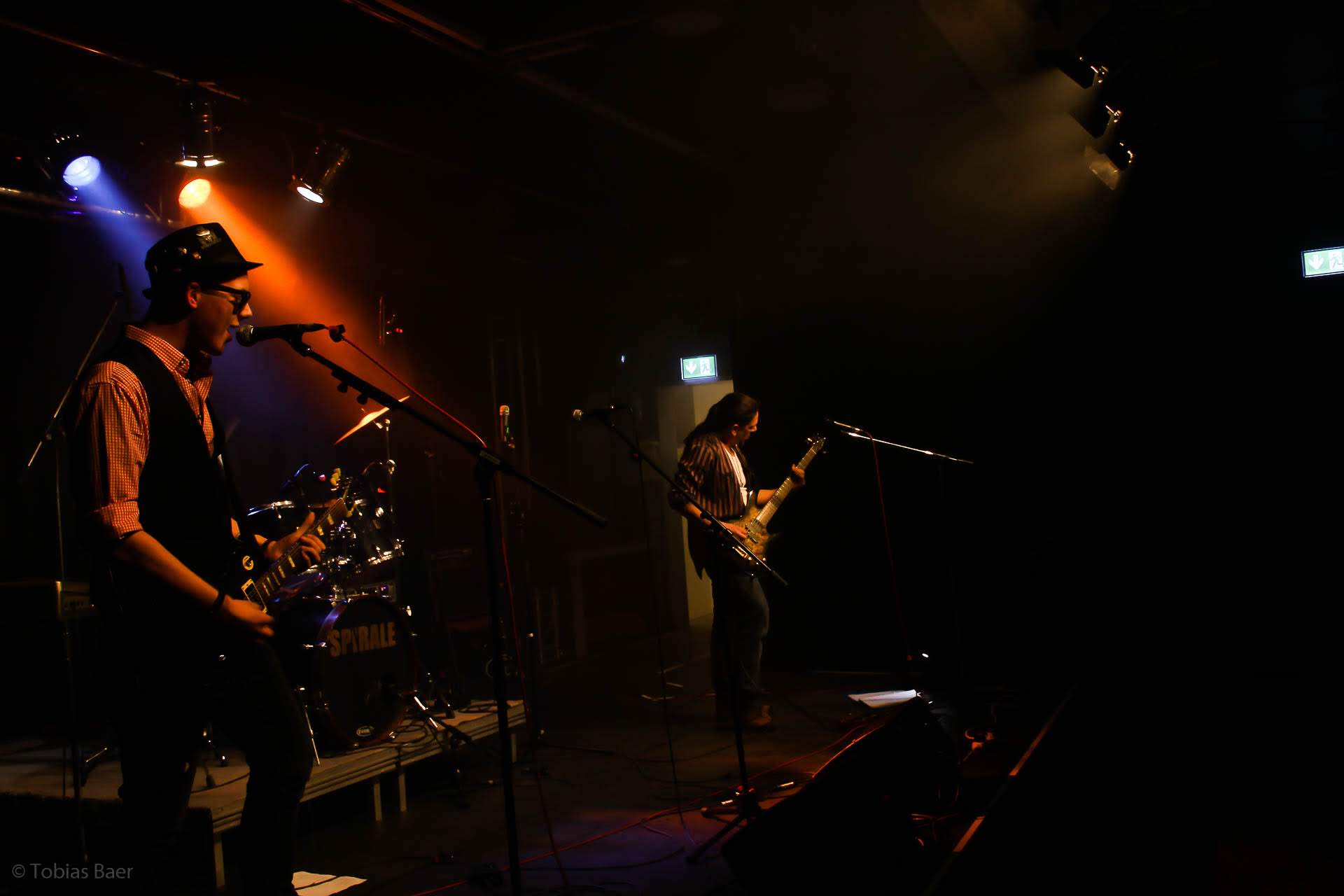 Tobijan Torrentino spielt Gitarre und singt. Indi Pahn spielt Bass. Jevatta live bei der Open Stage am 31.01.2020 im Jugend- und Kulturzentrum SPIRALE. Photo was taken by Tobias Baer.