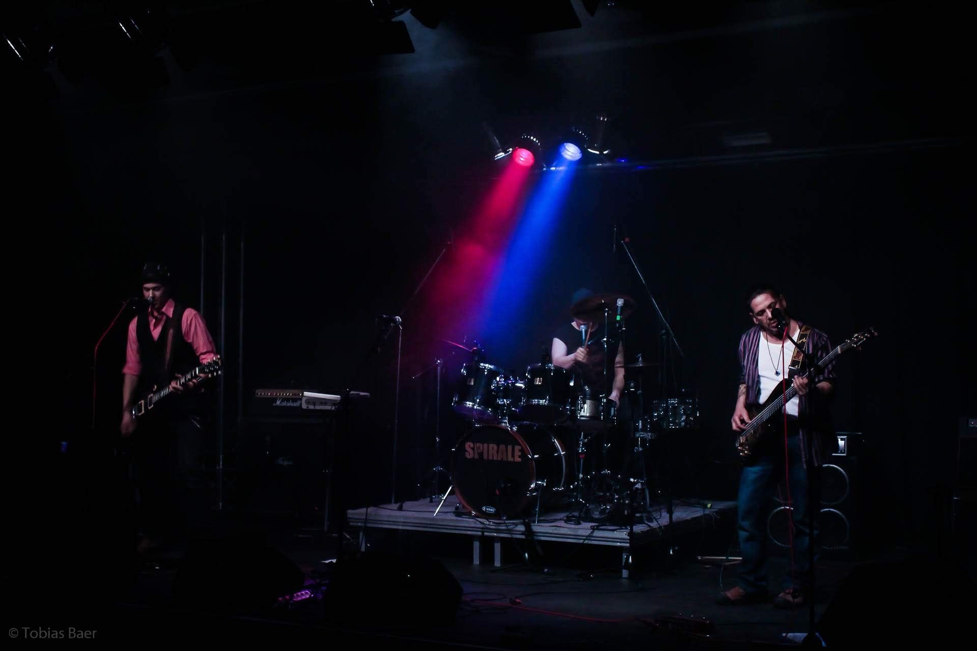 Tobijan Torrentino spielt Gitarre. Lordi Lord spielt Schlagzeug. Indi Pahn Spielt Bass. Jevatta live bei der Open Stage am 31.01.2020 im Jugend- und Kulturzentrum SPIRALE. Photo was taken by Tobias Baer.