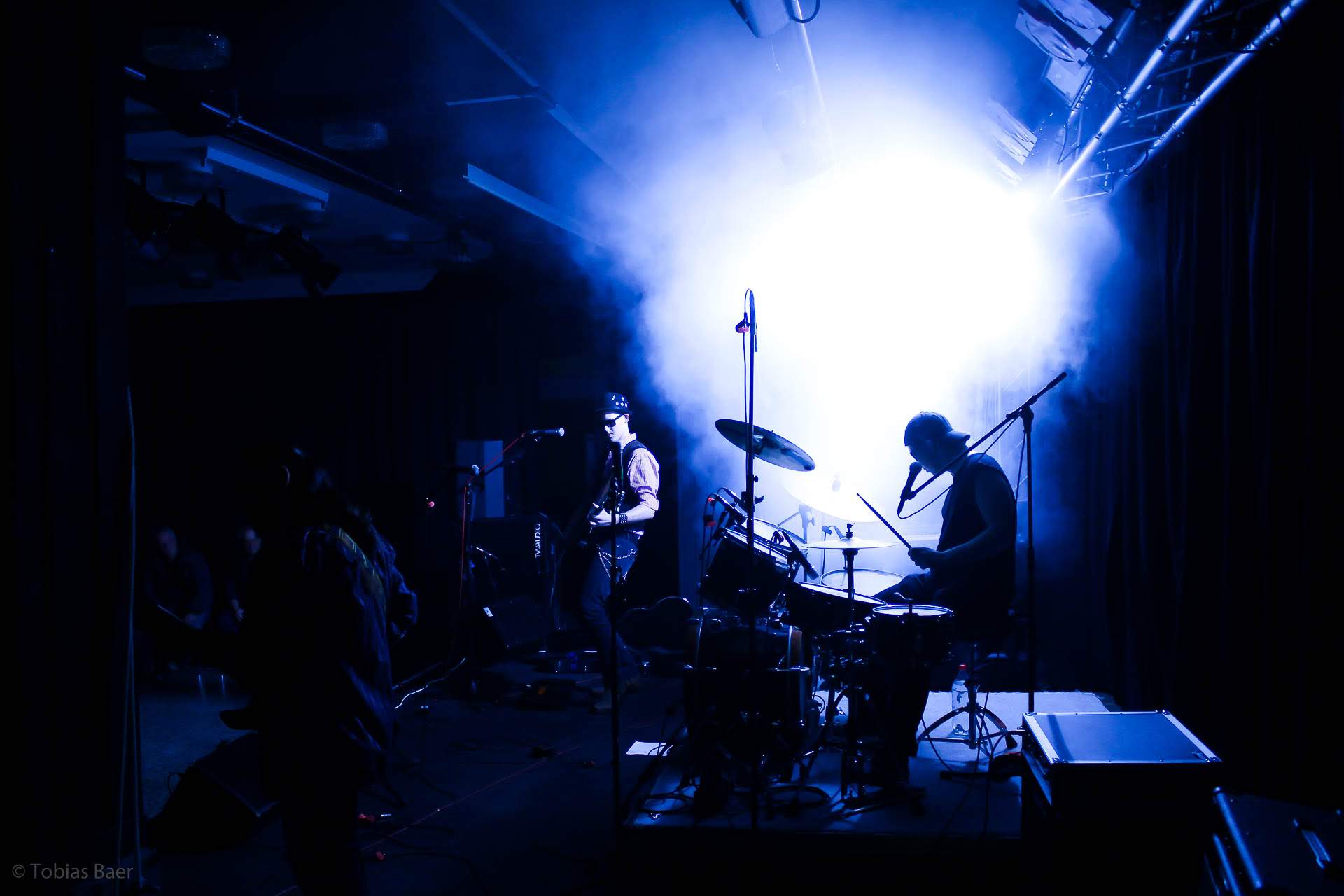 Tobijan Torrentino spielt E-Gitarre. Lordi Lord spielt Schlagzeug. Indi Pahn spielt Bass. Jevatta live bei der Open Stage am 31.01.2020 im Jugend- und Kulturzentrum SPIRALE. Photo was taken by Tobias Baer.
