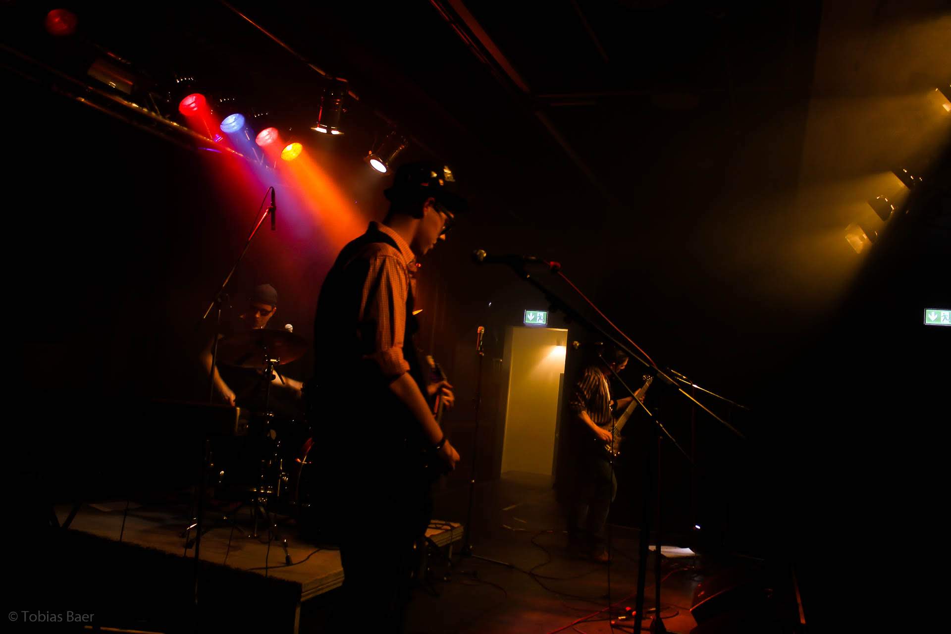 Tobijan Torrentino spielt E-Gitarre. Lordi Lord spielt Schlagzeug. Indi Pahn spielt Bass. Jevatta live bei der Open Stage am 31.01.2020 im Jugend- und Kulturzentrum SPIRALE. Photo was taken by Tobias Baer.