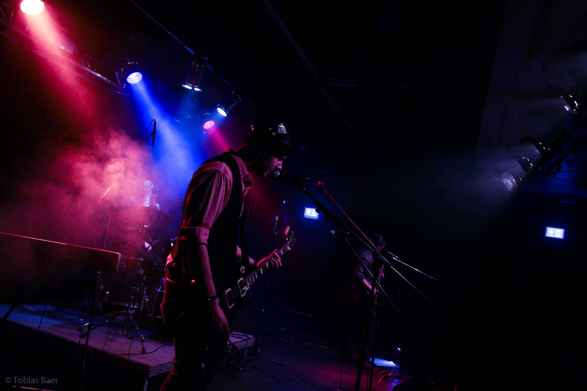 Tobijan Torrentino spielt Gitarre und singt. Lordi Lord spielt Schlagzeug. Indi Pahn spielt Bass. Jevatta live bei der Open Stage am 31.01.2020 im Jugend- und Kulturzentrum SPIRALE. Photo was taken by Tobias Baer.