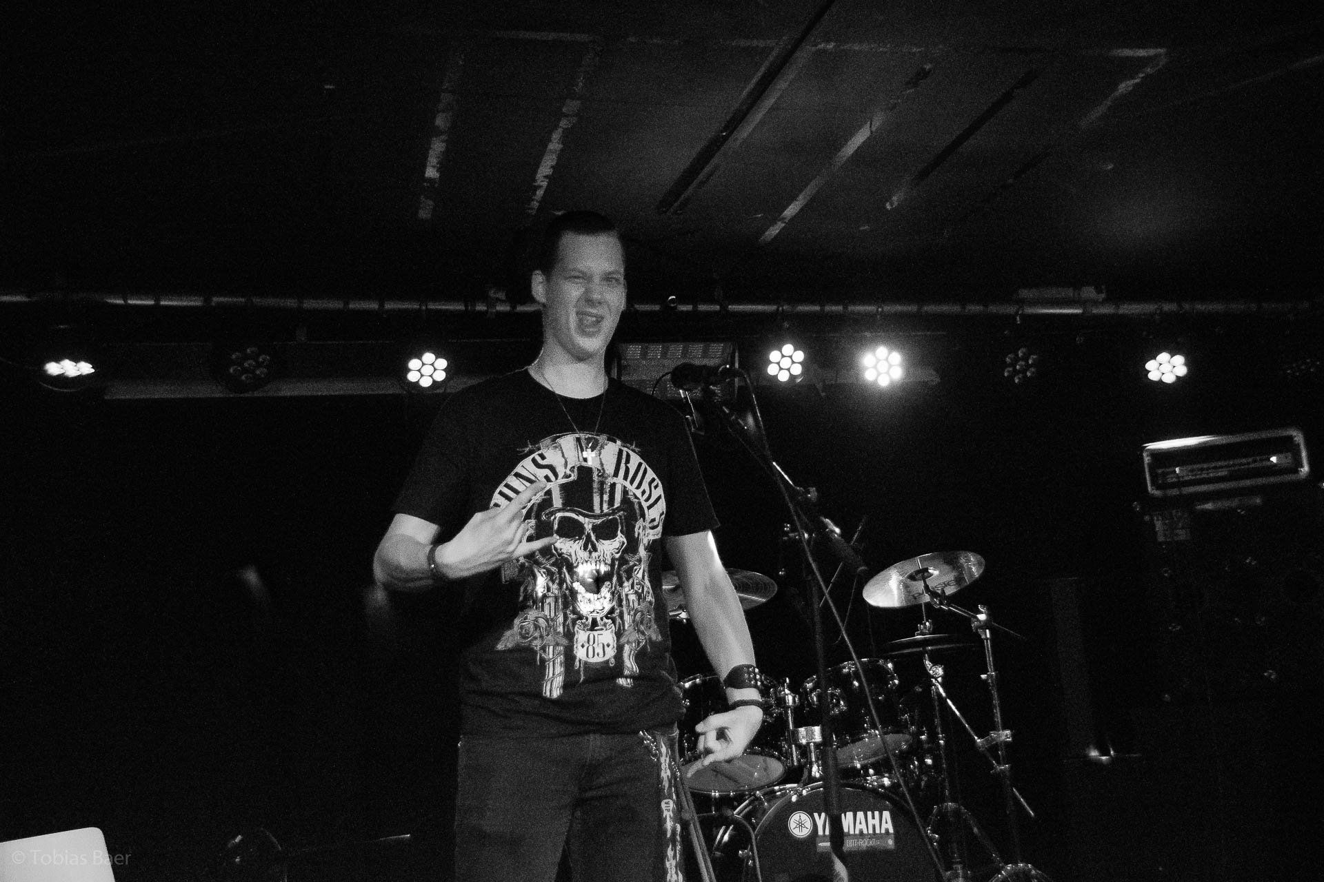 Tobijan Torrentino zeigt die Pommesgabel und streckt die Zunge raus und ist geil wir Lordi Lord. Tobijan Torrentino am aufbauen und verkabeln. Jevatta live bei der Open Stage am 08.11.2019 im Jugendkulturzentrum die Klinke. Photo was taken by Tobias Baer.