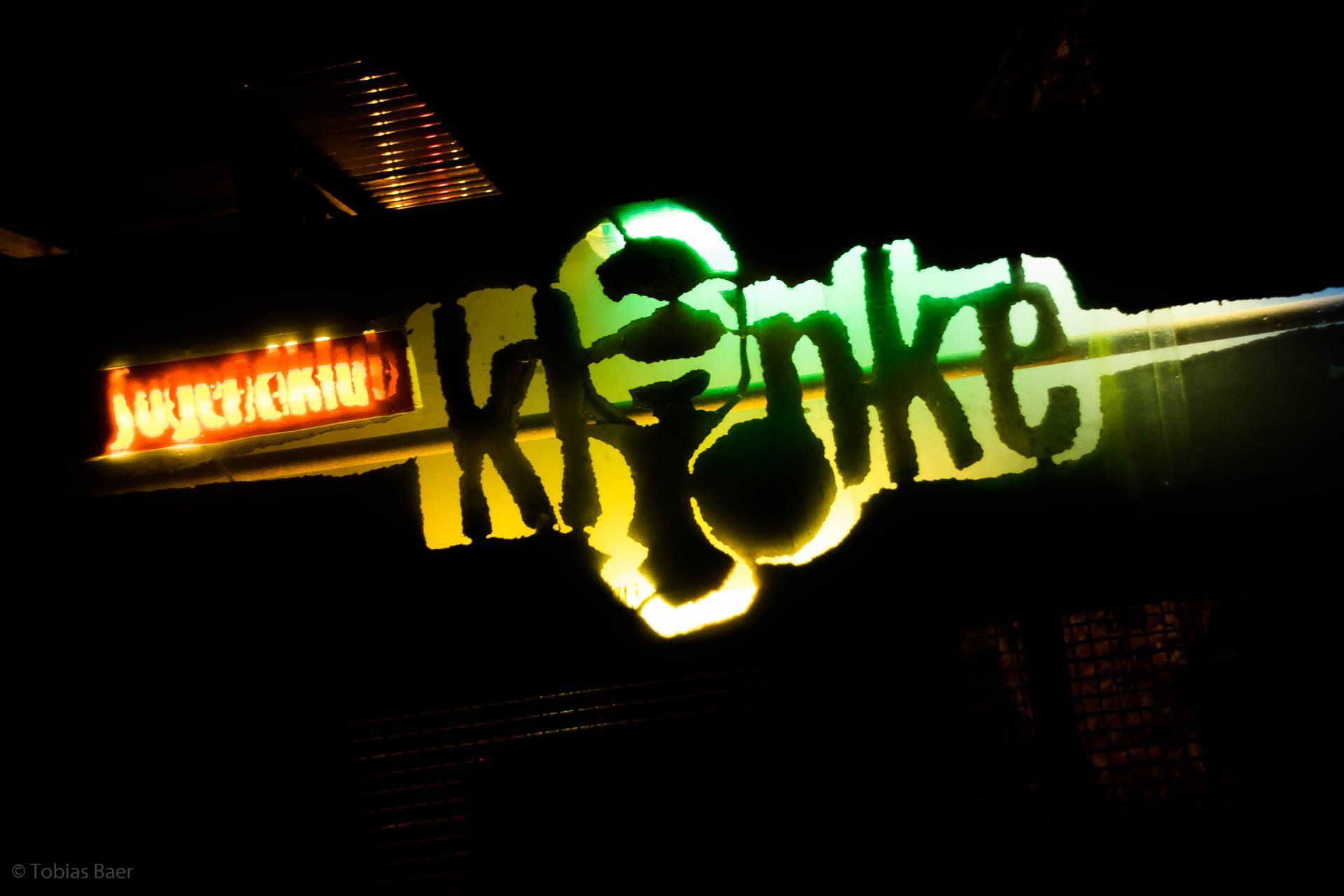 Logo vom Jugendkulturzentrum die Klinke. Jevatta live bei der Open Stage am 08.11.2019 im Jugendkulturzentrum die Klinke. Photo was taken by Tobias Baer.