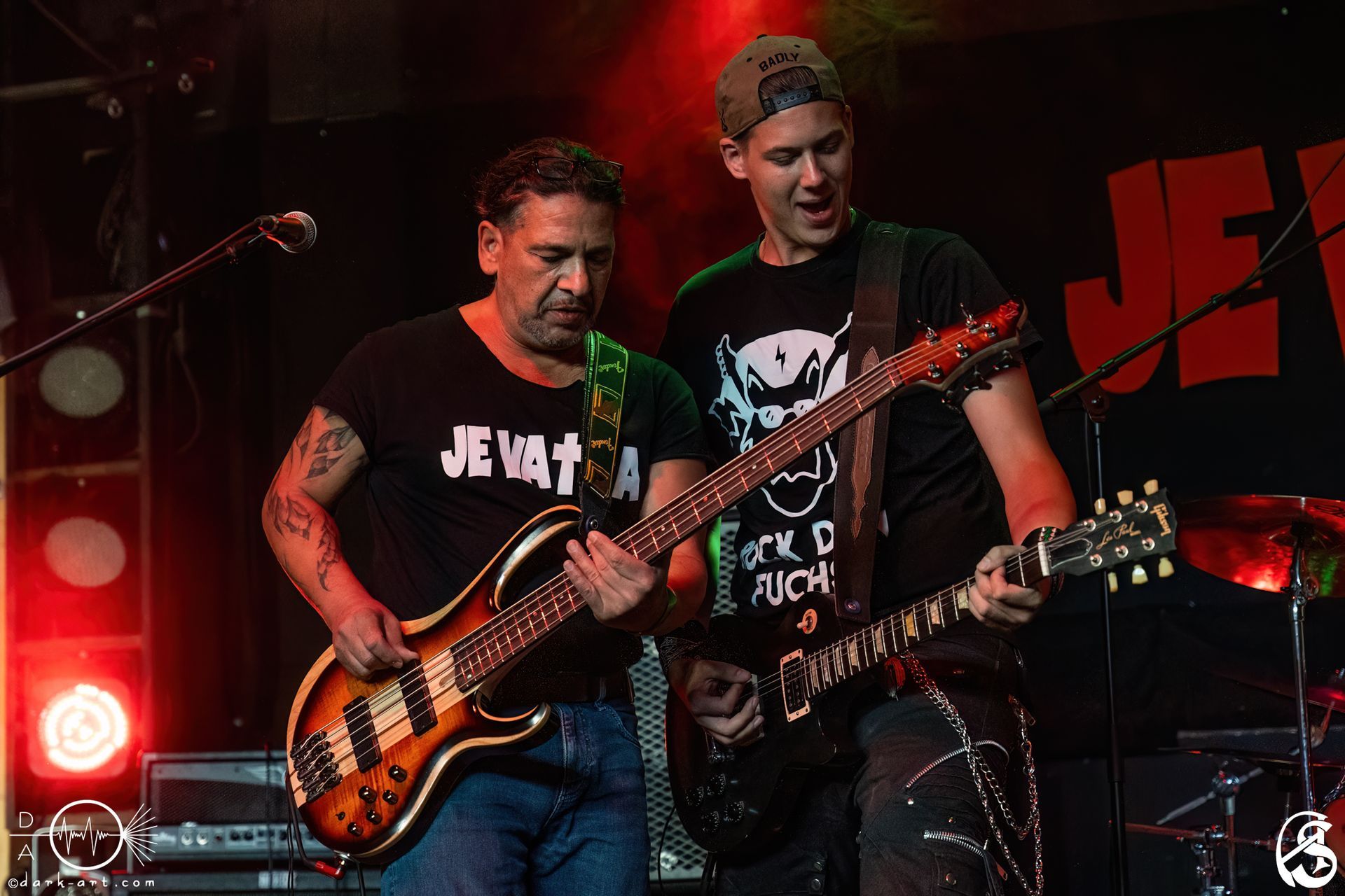 Live-Auftritt von Jevatta auf der Bühne bei Rockcity Berlin Festival. Die Band in Aktion während des Konzerts. Foto von Andreas Sperl.
