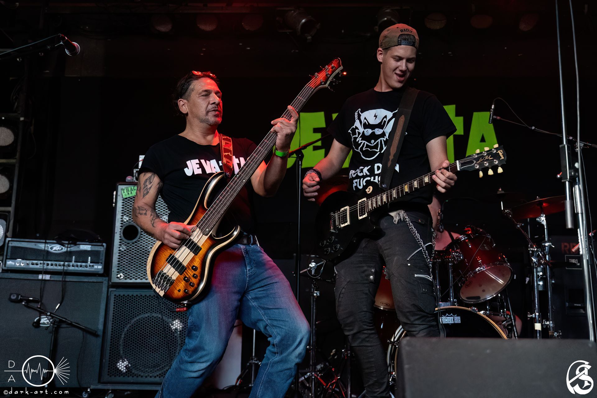 Live-Auftritt von Jevatta auf der Bühne bei Rockcity Berlin Festival. Die Band in Aktion während des Konzerts. Foto von Andreas Sperl.