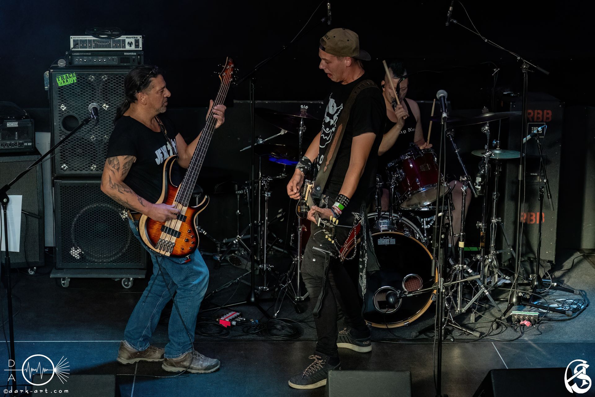 Live-Auftritt von Jevatta auf der Bühne bei Rockcity Berlin Festival. Die Band in Aktion während des Konzerts. Foto von Andreas Sperl.