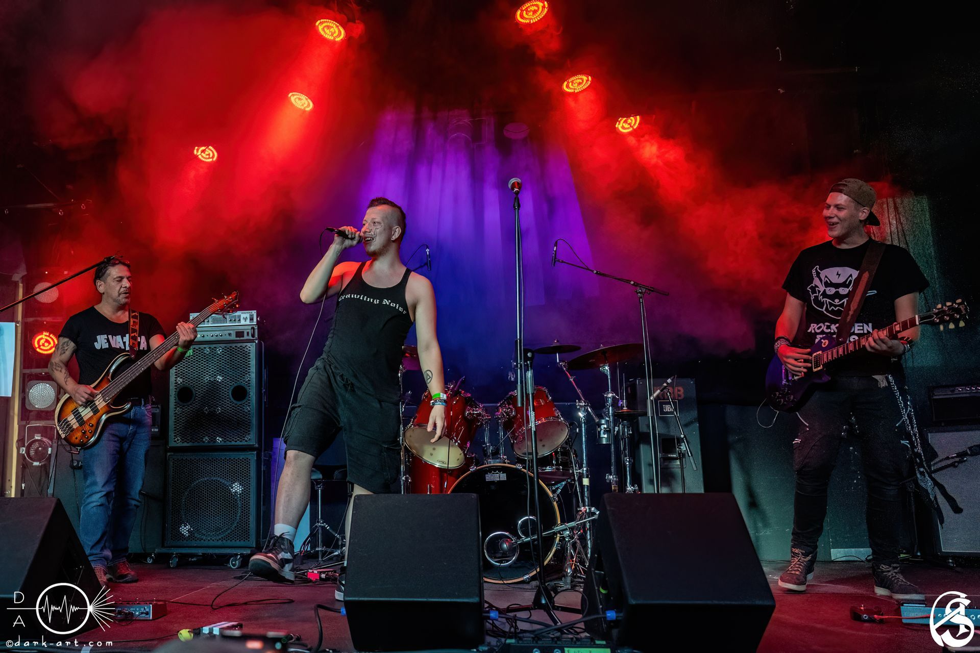 Live-Auftritt von Jevatta auf der Bühne bei Rockcity Berlin Festival. Die Band in Aktion während des Konzerts. Foto von Andreas Sperl.