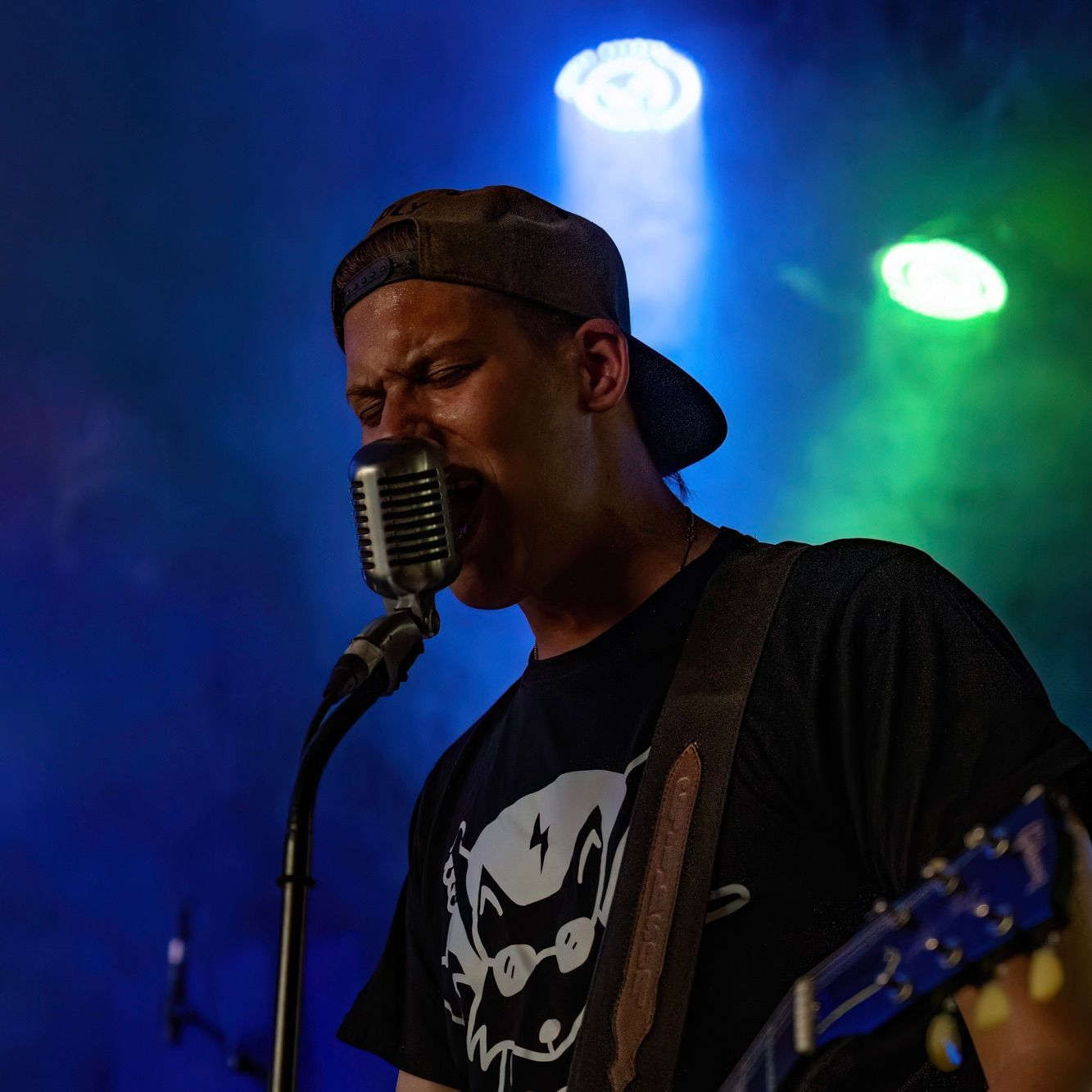 Tobijan Torrentino - Sänger & Gitarrist Tobijan Torrentino, Sänger und Gitarrist von Jevatta, live auf der Bühne im Ossworx beim Rockcity Berlin Festival 2024. Foto von Andreas Sperl.