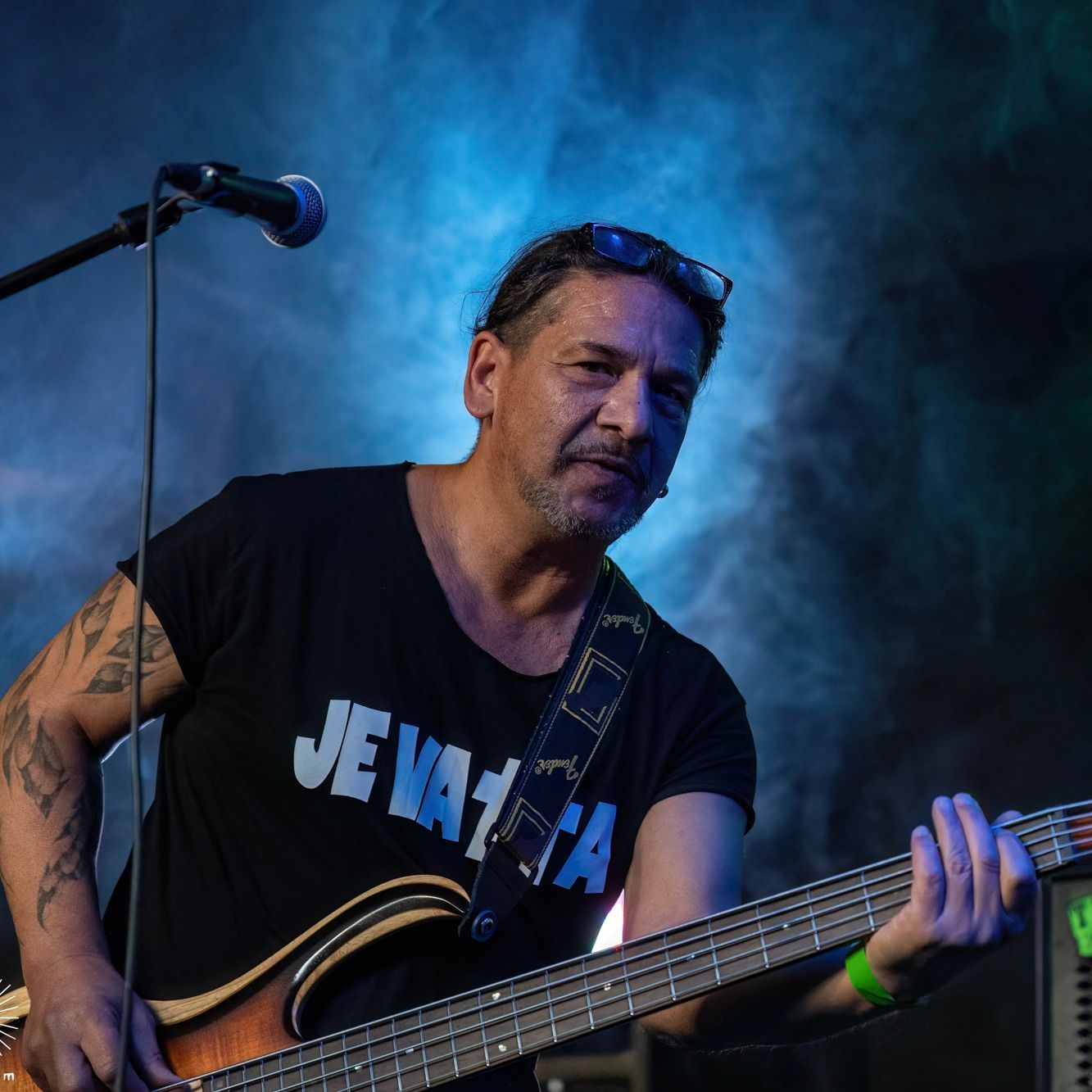 Indi Pahn - Bassist Indi Pahn, Bassist von Jevatta, live auf der Bühne im Ossworx beim Rockcity Berlin Festival 2024. Foto von Andreas Sperl.