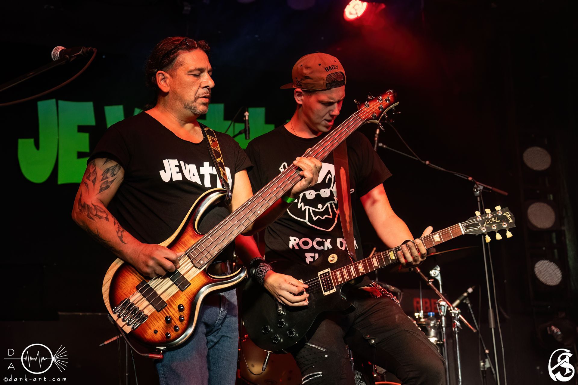 Live-Auftritt von Jevatta auf der Bühne bei Rockcity Berlin Festival. Die Band in Aktion während des Konzerts. Foto von Andreas Sperl.