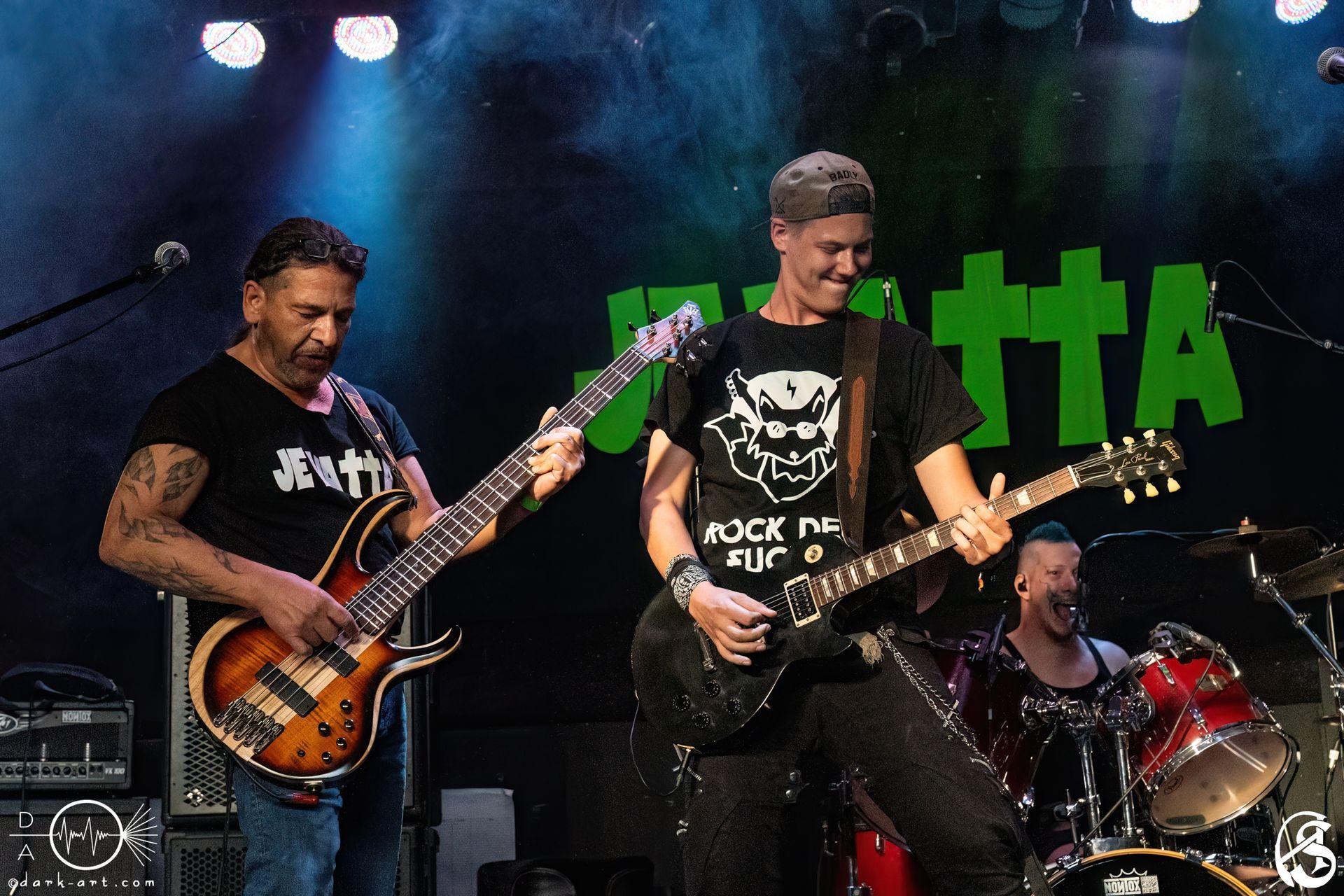 Live-Auftritt von Jevatta auf der Bühne bei Rockcity Berlin Festival. Die Band in Aktion während des Konzerts. Foto von Andreas Sperl.