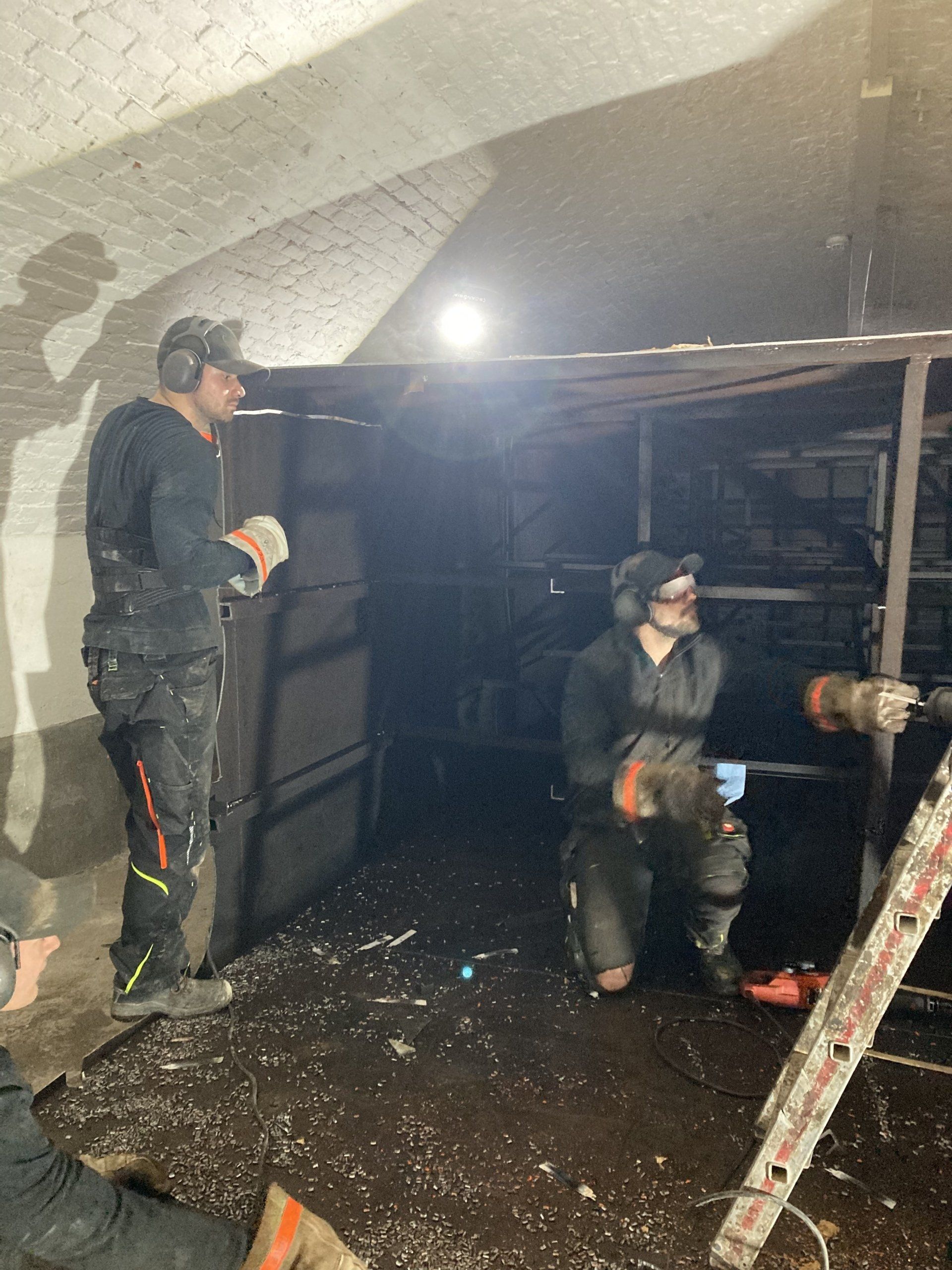 Demontage einer Kunststoffbatterietankanlage in Übersee am Chiemsee Demontage einer PE-Kunststoffbatterietankanlage