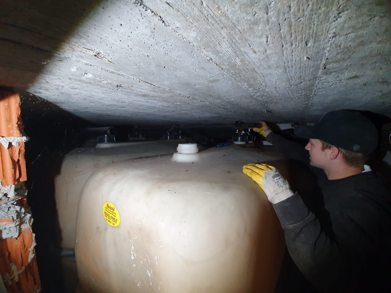 Demontage einer Kunststoffbatterietankanlage in Übersee am Chiemsee Demontage einer PE-Kunststoffbatterietankanlage