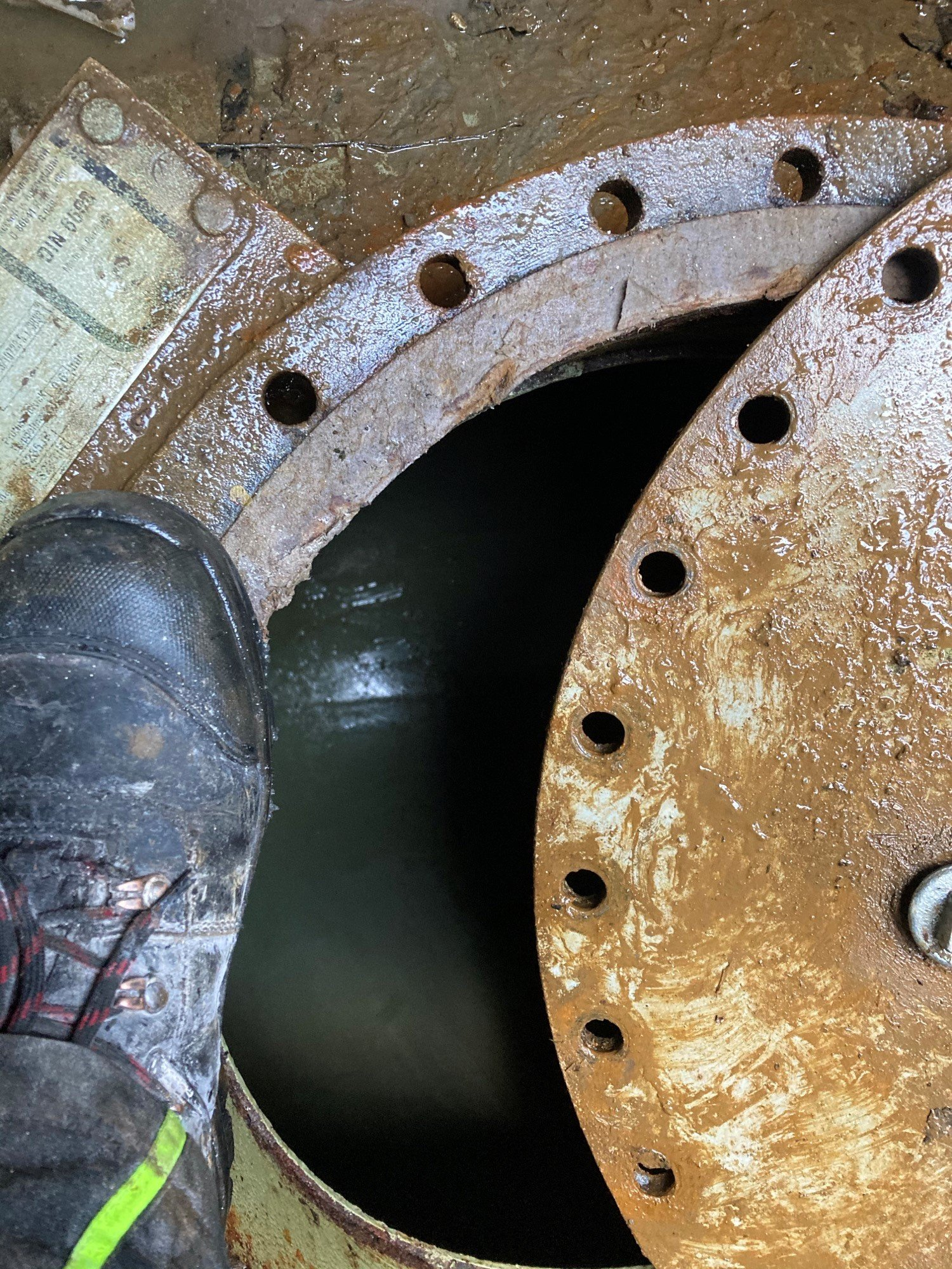 Stillgelegter und gereinigter Heizölerdtank Tankdeckel eines stillgelegten Heizölerdtanks