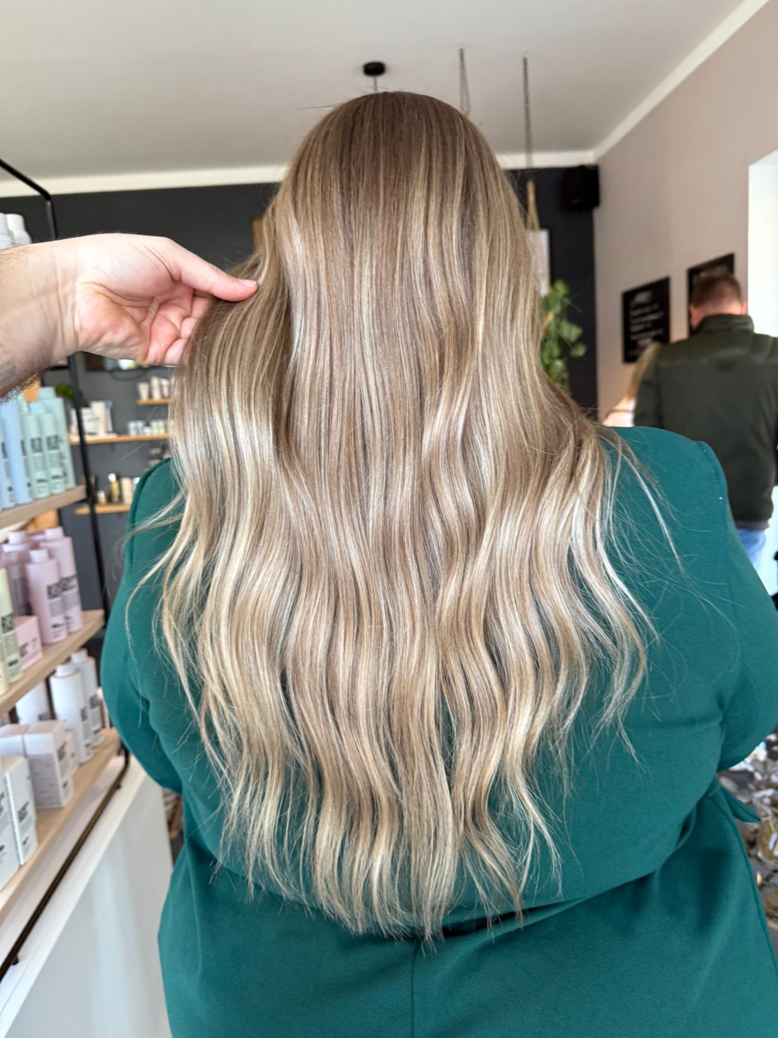 Balayage mit weichen, natürlich wirkenden Blondverläufen auf langem Haar – Cut and Style Hairdesign Bielefeld